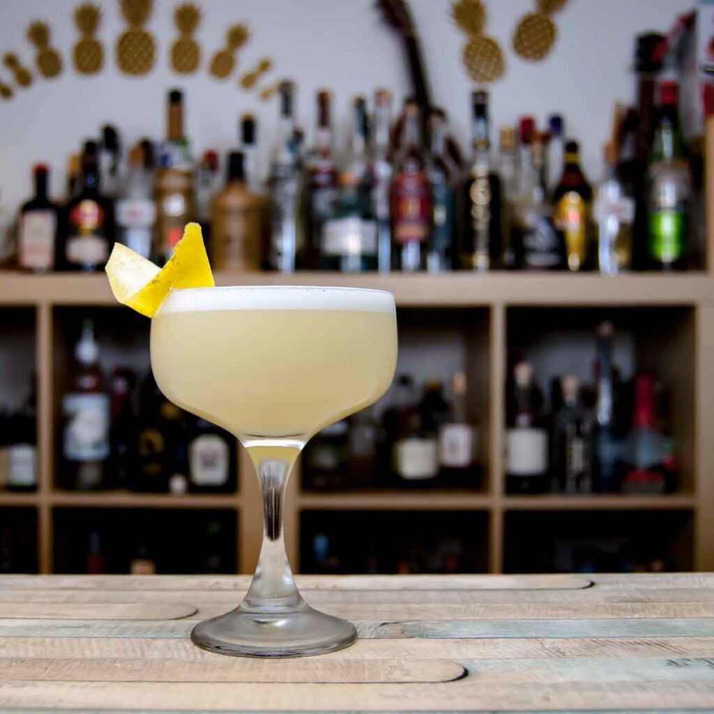 Die White Lady ist ein Cocktail aus Gin, Cointreau, Zuckersirup und Zitrone.