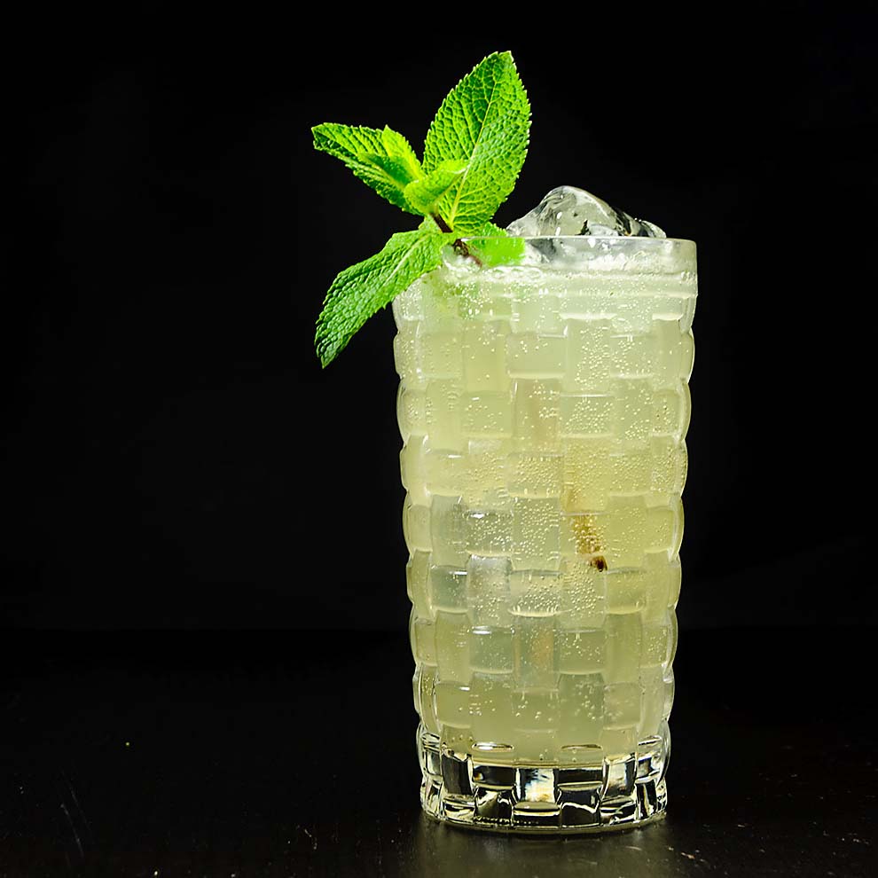 Ein Gin Gin Mule mit Gin, Ginger Beer, Minze, Zuckersirup und Limettensaft.
