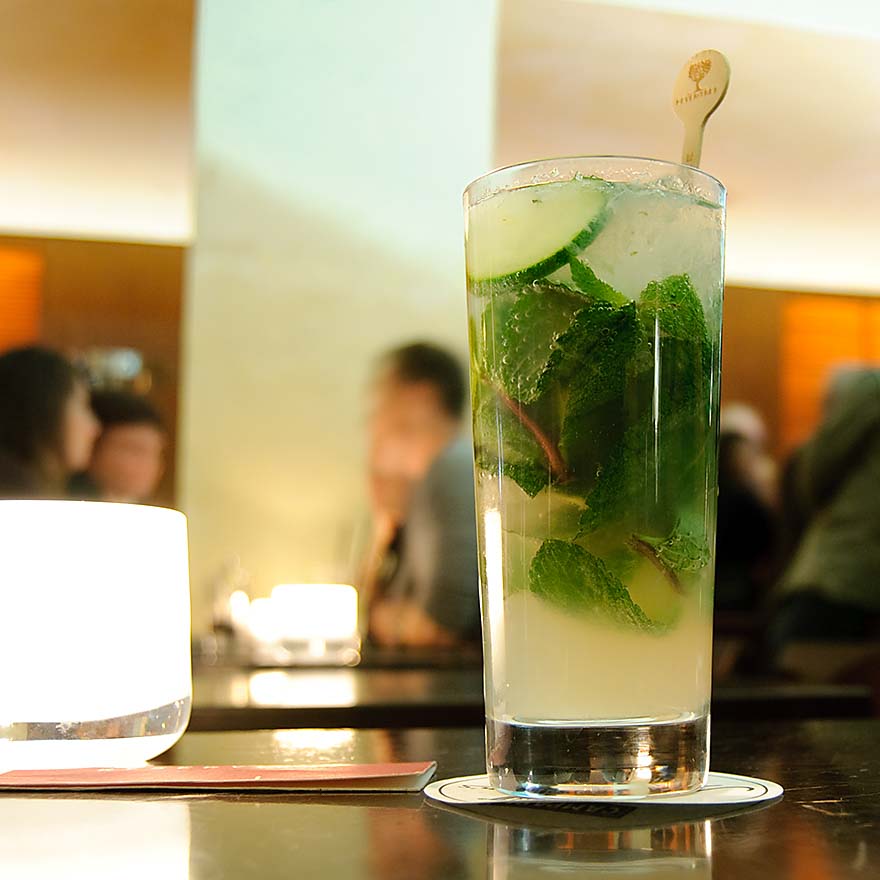 Der London Leaves ist ein Cocktail, der in den 2000ern in der Schumann's Bar erfunden wurde und er besteht aus Apfelsaft, Minze, Gurke, Gin, Limettensaft, Zuckersirup und Wasser.