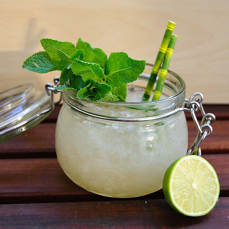 Ein klassischer Planter's Punch: Soda, Crushed Ice, Rum, Bitters, Limettensaft.