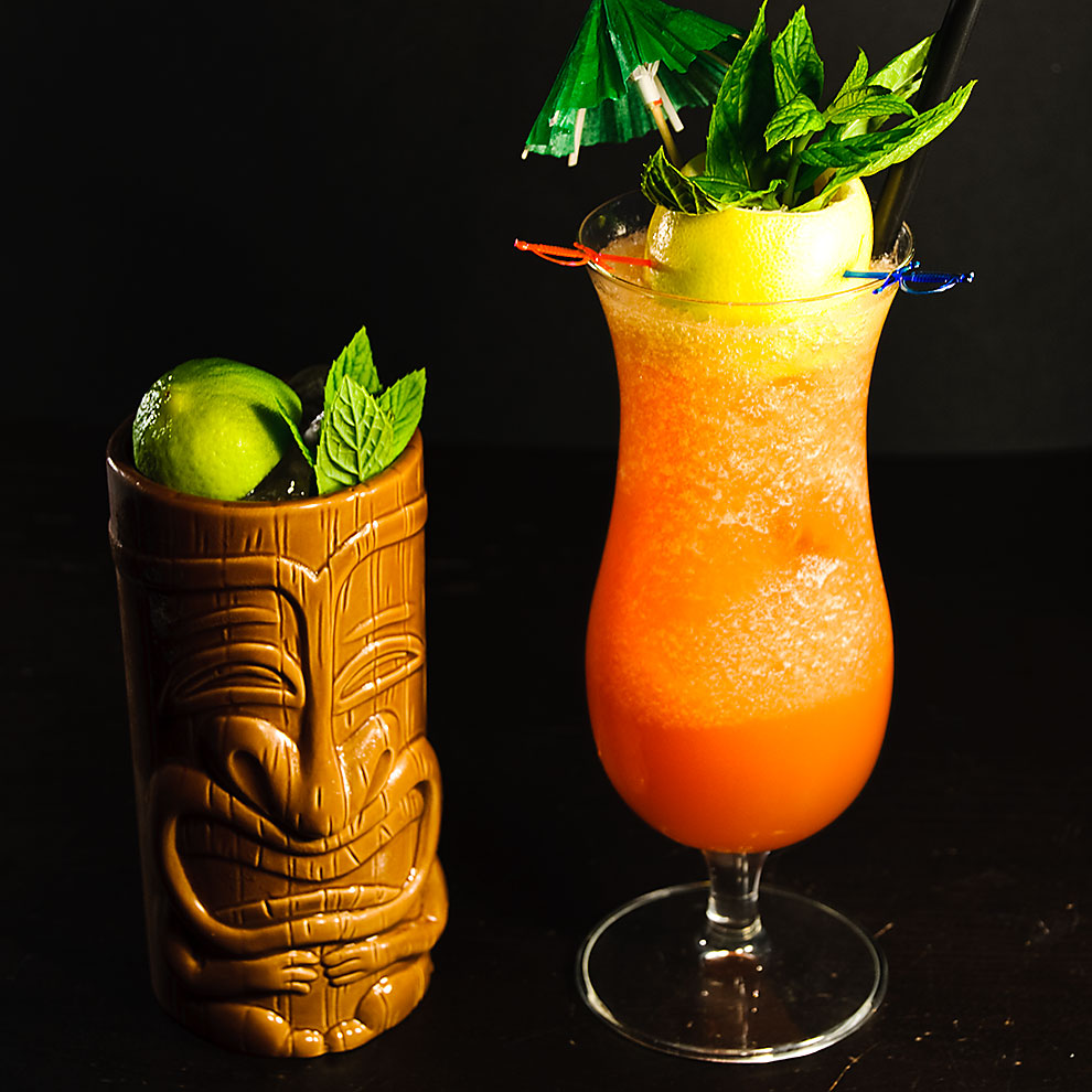 Welche Farbe euer Zombie-Cocktail am Ende hat, hängt hauptsächlich vom verwendeten Rezept ab. Serviert ihr ihn im Tiki-Mug, ist sie aber eh wurscht.