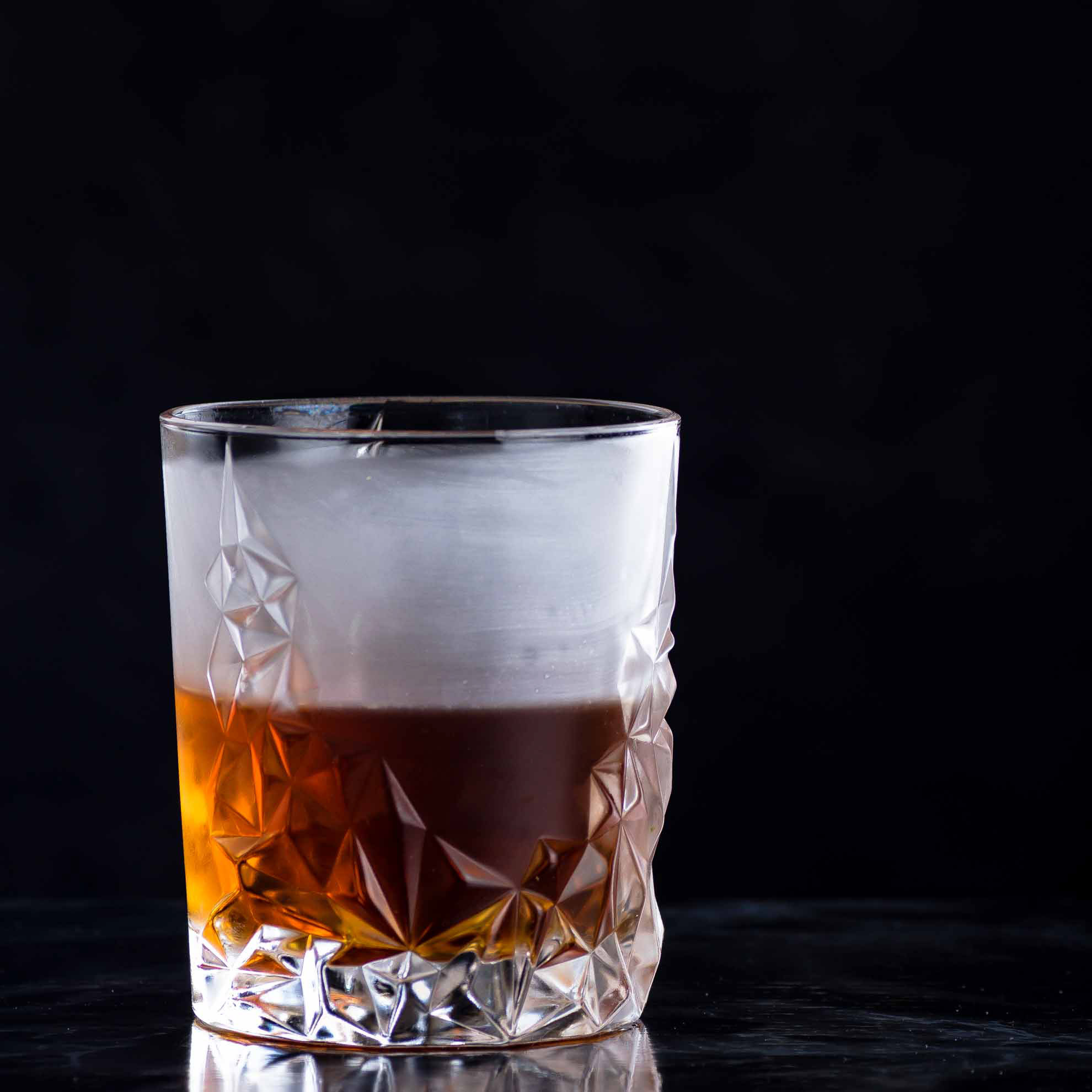 Beim 100 Year Old Cigar aus Rum, Benedictine, Cynar, Angostura und rauchigem Scotch ist der Name Programm.