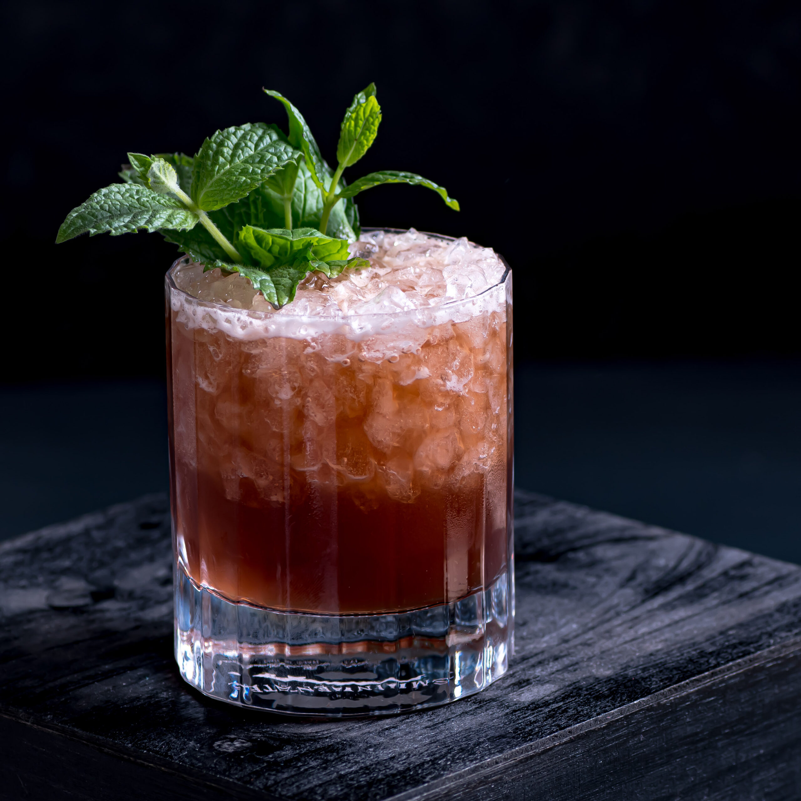 Ein Ankle Breaker mit Overproof Rum, Cherry Heering, Zitronensaft und Zuckersirup.