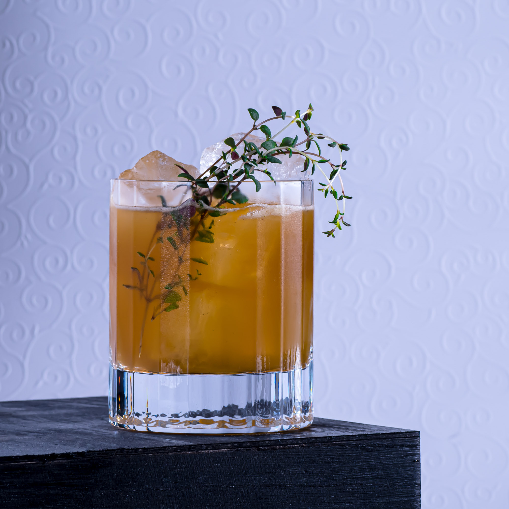 Ein Apple Thyme Smash Cocktail mit Calvados, Ahornsirup und Zitrone. Und natürlich mit Thymian.