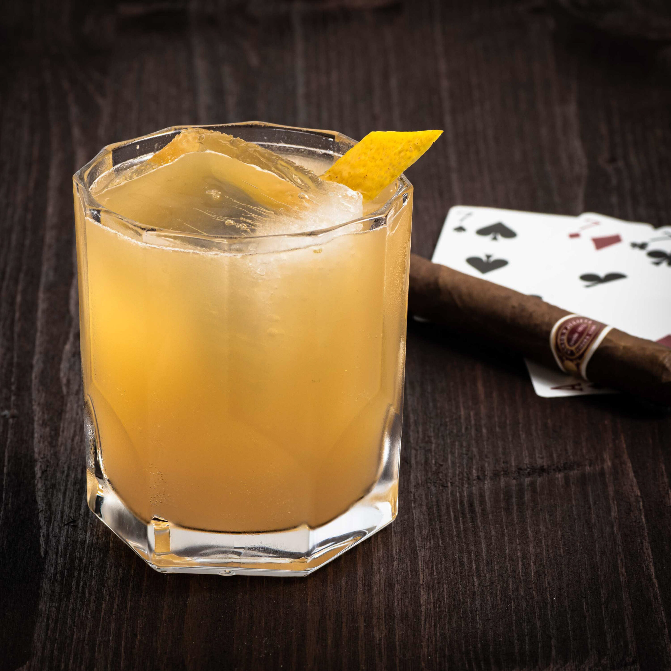 Der Beelzebub mit Bourbon Whiskey, Mezcal, Amaro, Orgeat und Zitronensaft.