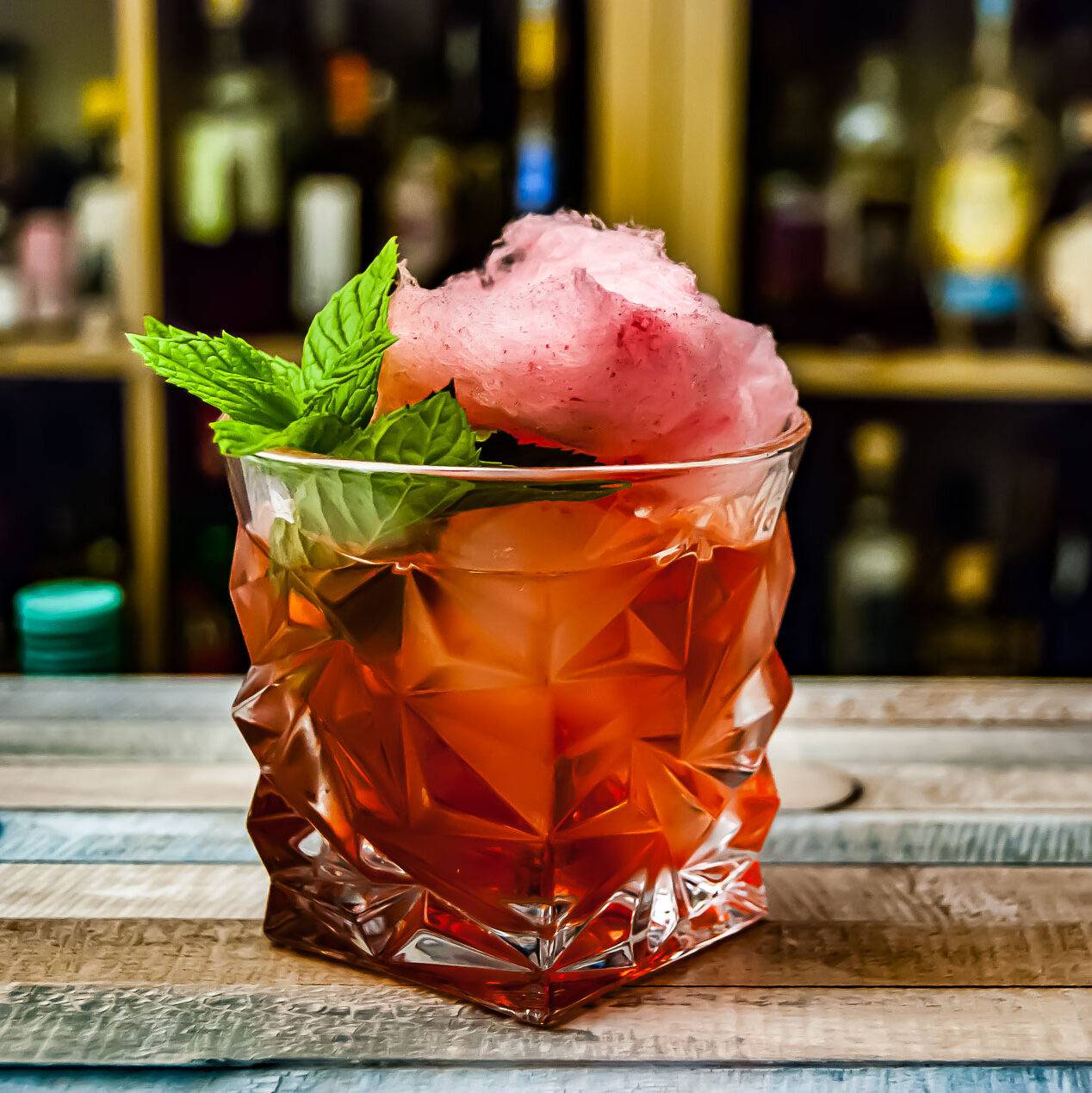 Belsazar Rose in einem Fairytale Negroni.