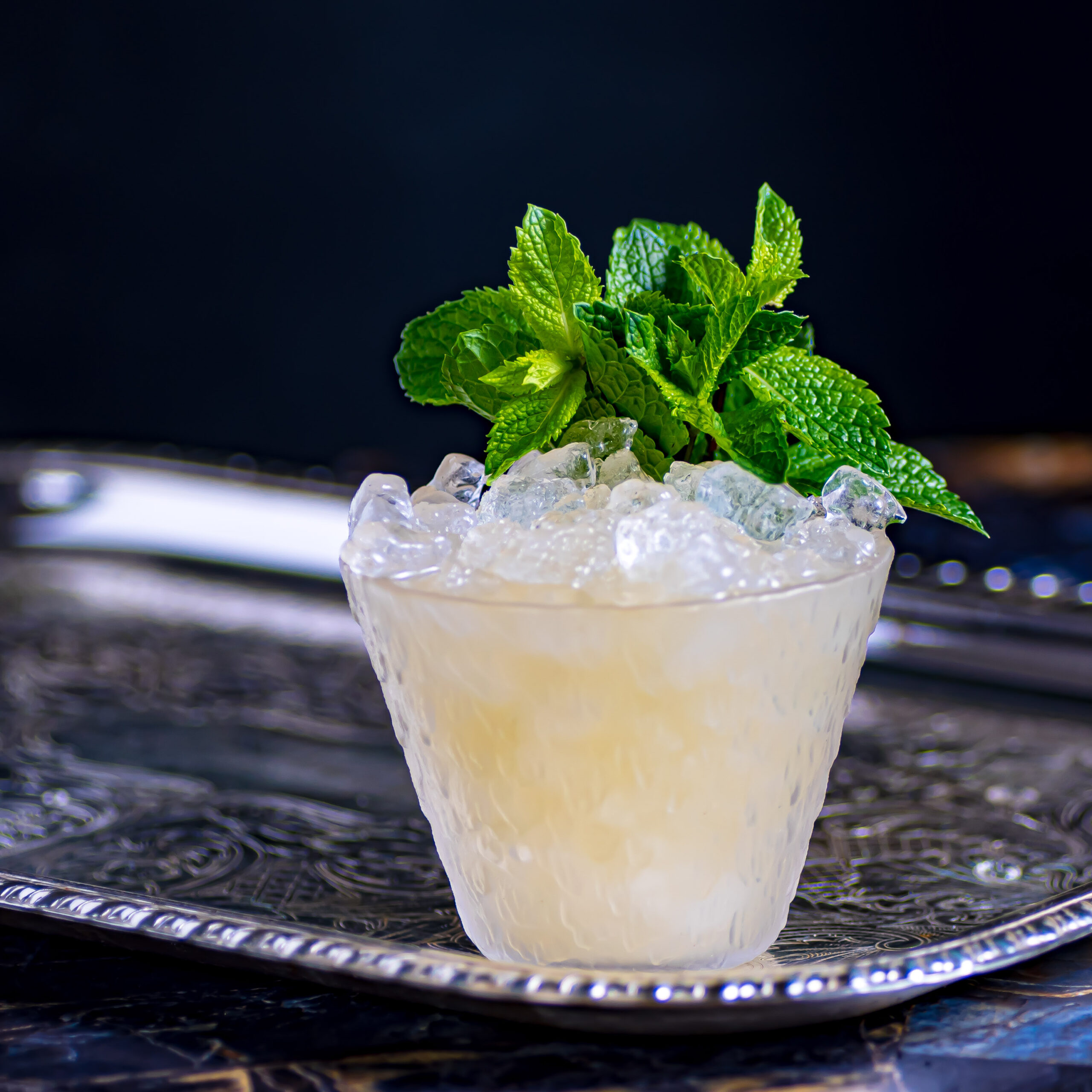 Der Birds of a Feather Cocktail mit Minze, Rum, Orgeat, Falernum, Limettensaft und Ananassaft.