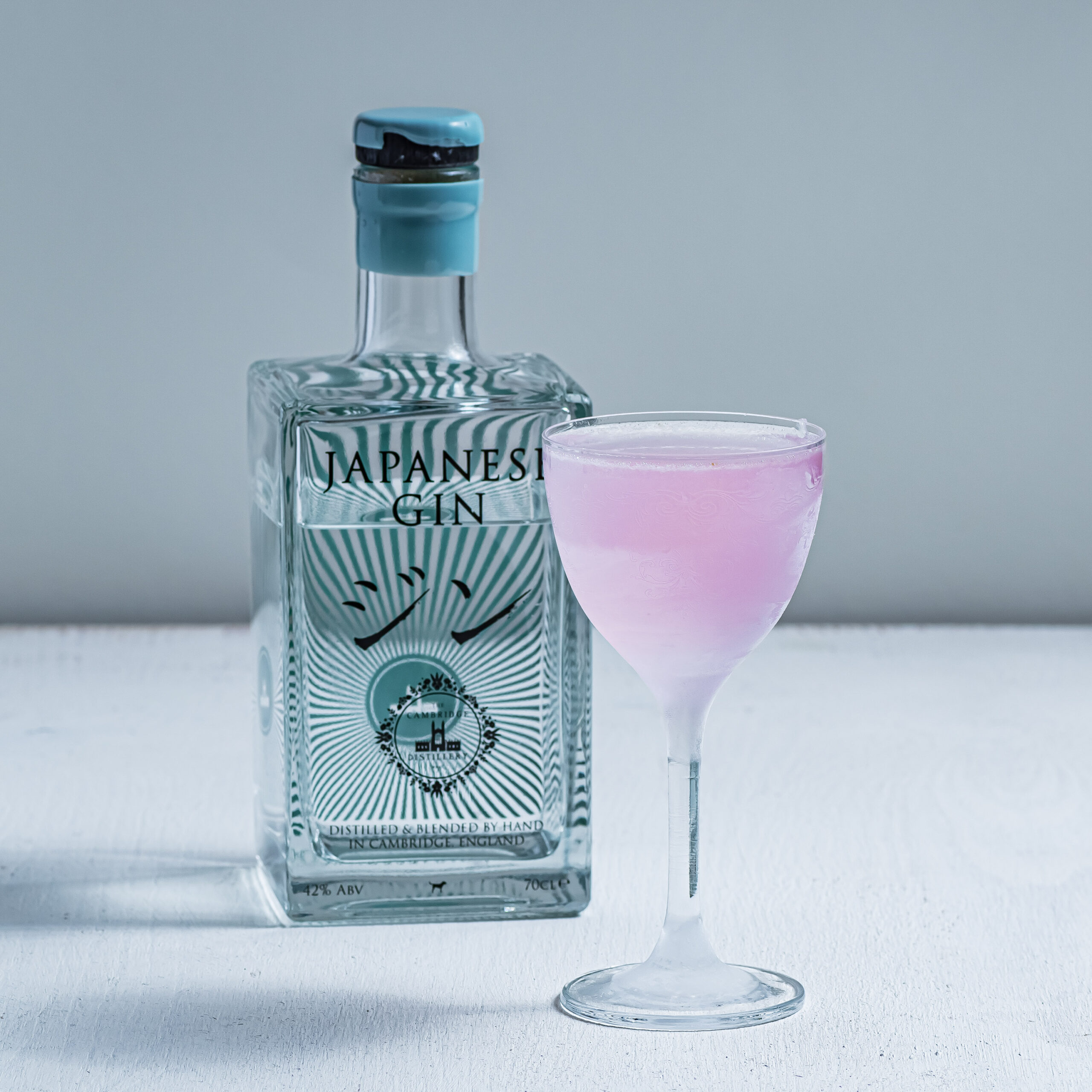 Ein Lychee Sour mit Cambridge Japanese Gin, Zitronensaft, Lycheelikör und Grenadine.