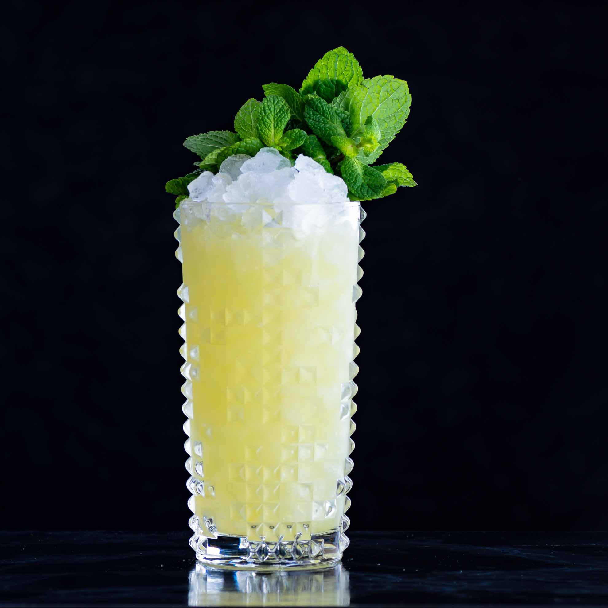 Der Chartreuse Swizzle Cocktail mit Chartreuse, Falernum und Ananassaft.