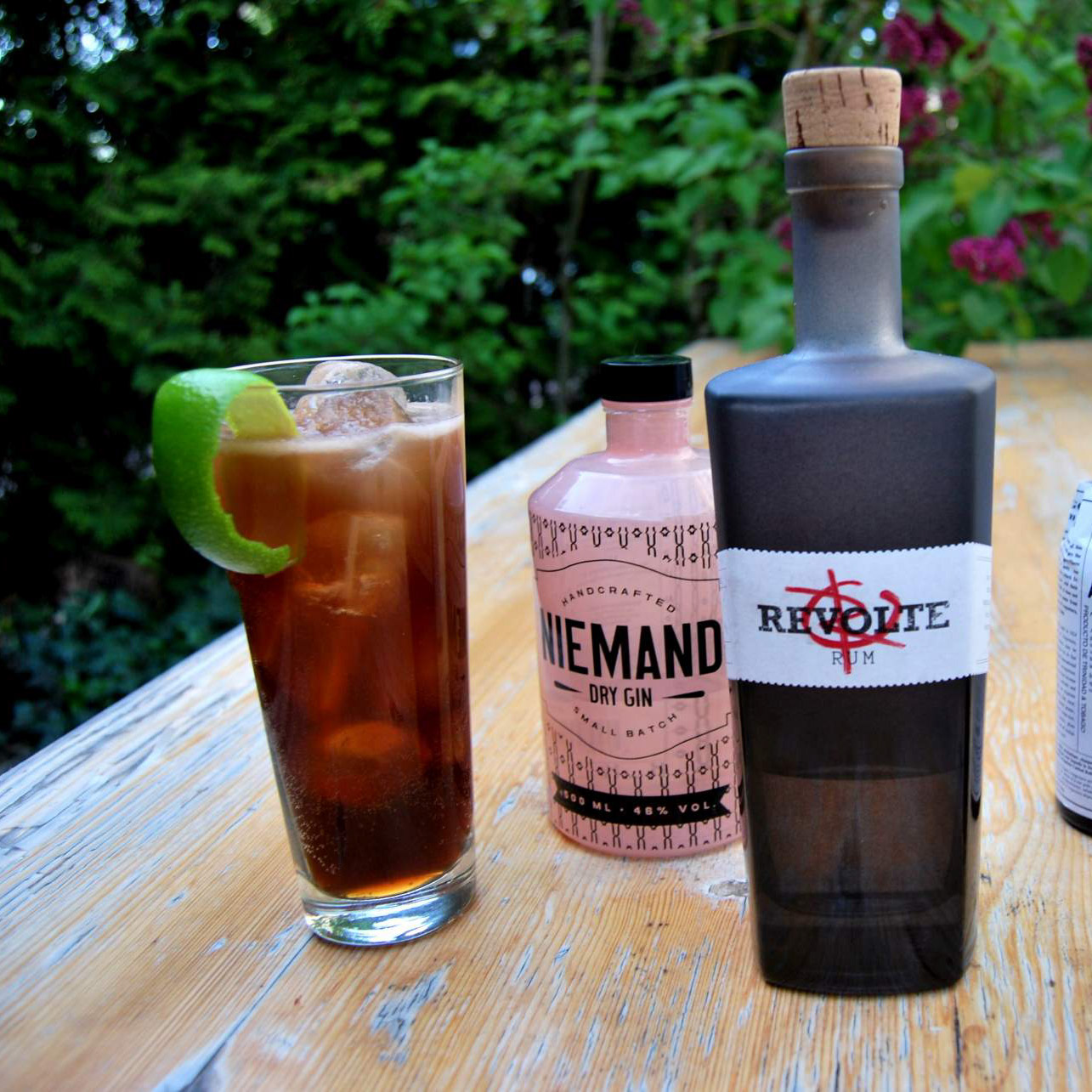 Wir mixen unseren Cuba Libre mit Rum, Cola, Limetten, Gin und Bitters. Da guckt ihr, wa?