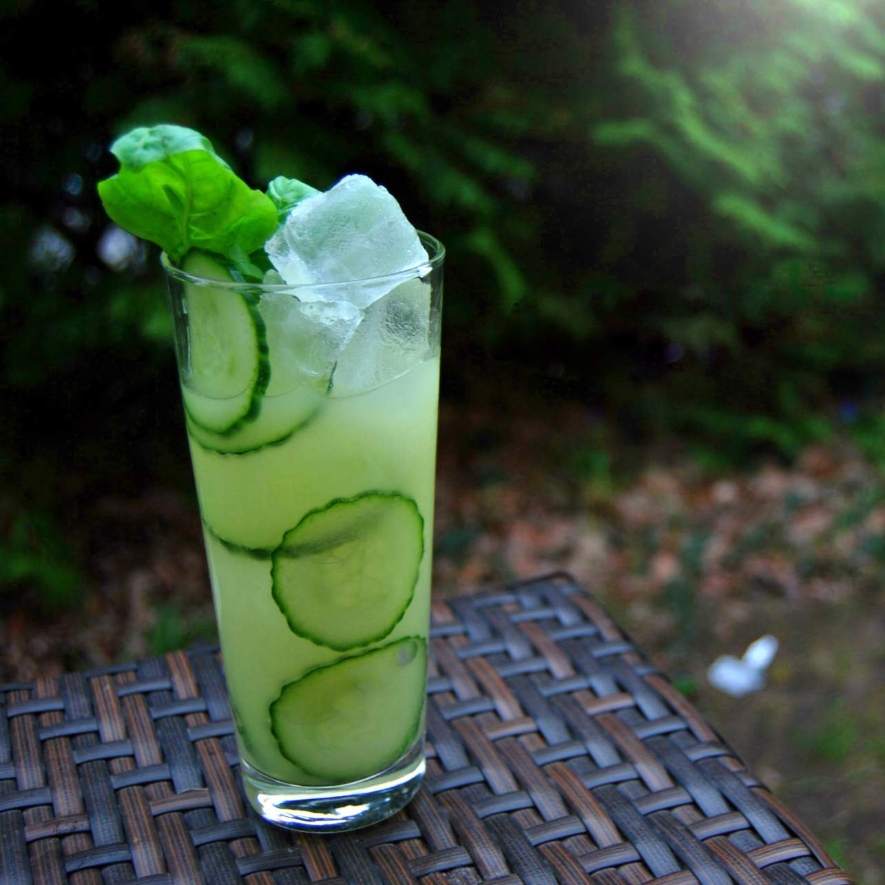 Ein Cucumber Frog-Cocktail mit Basilikumsirupg, Gin, Gurke und Wasabipaste.