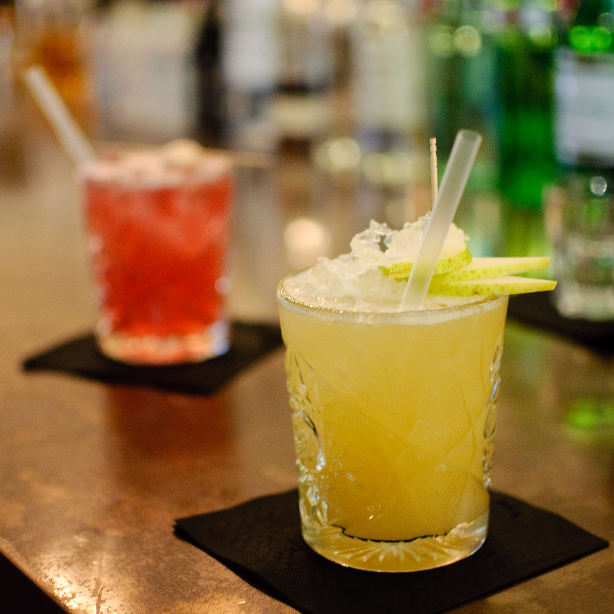 Ein Alarmed Bison-Cocktail mit Büffelgraswodka, Birnenpüree, Zitronensaft und selbstgemachtem Chili-Nelken-Zimt-Sirup.