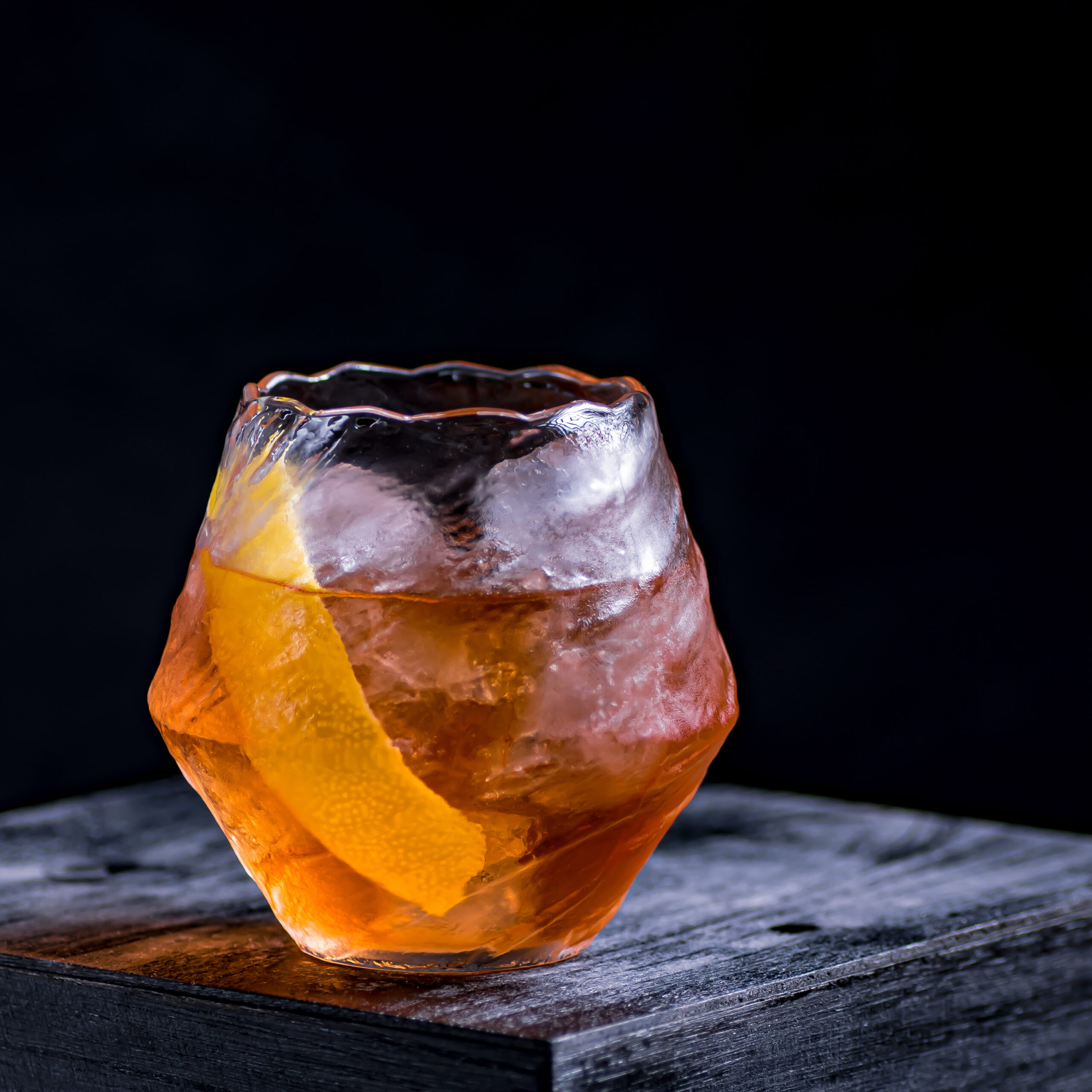 Der El Camino Cocktail mit Bénédictine, Rye Whiskey, Peychaud's Bitters und Mezcal.