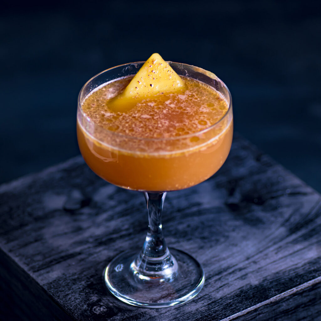 Ein Hot Buttered Rum mit Rum, heißem Apfelsaft und Gewürzbutter.