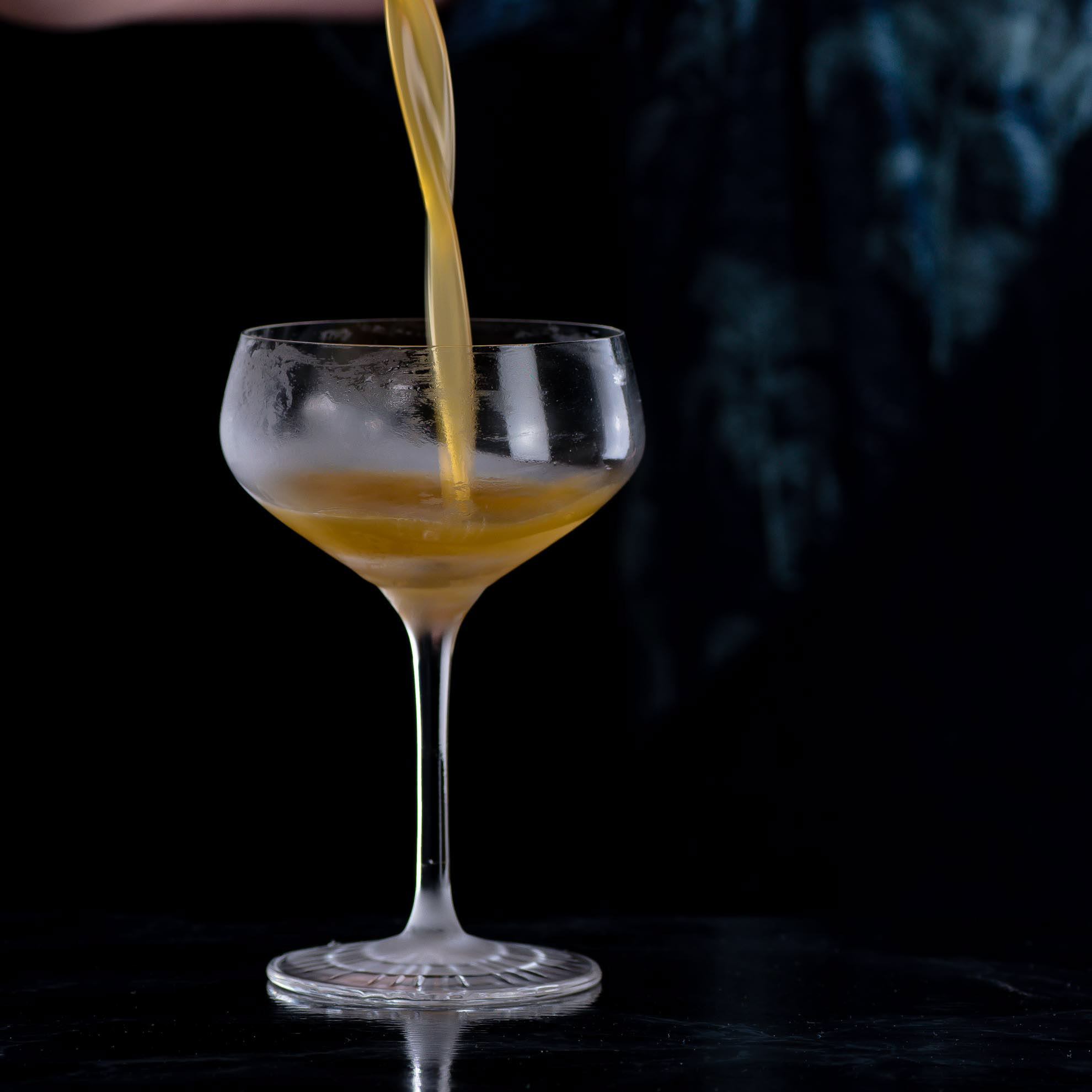 Ein Industry Sour mit Chartreuse Verte, Fernet Branca und Limette.