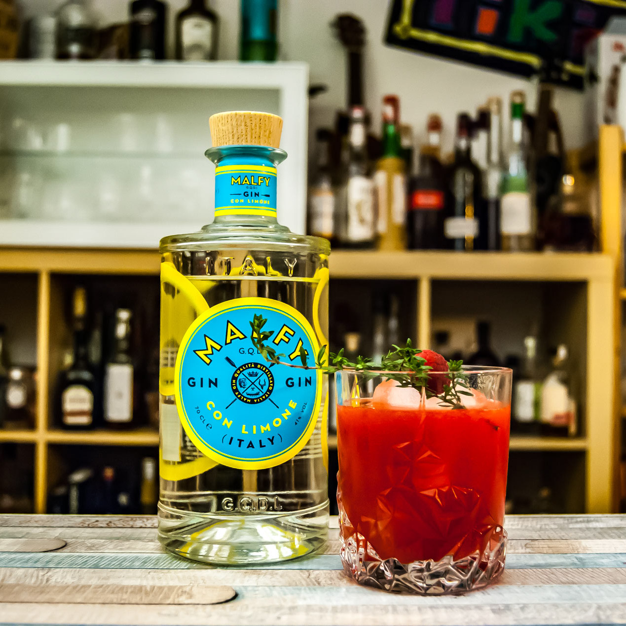 Der Malfy Gin con Limone in einem Raspberry Vinegar Smash Cocktail.