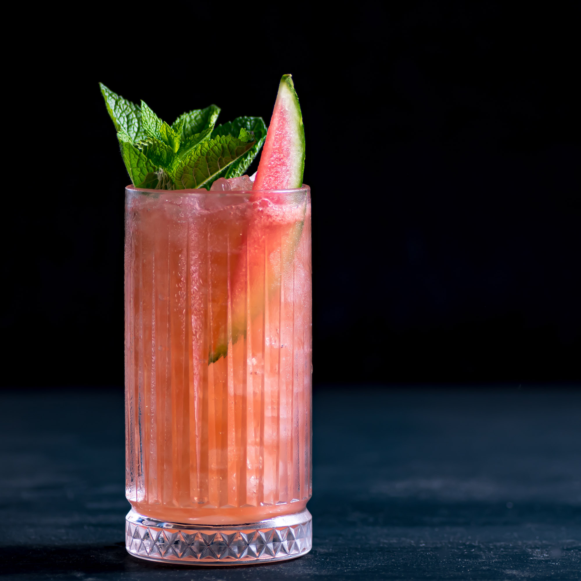 Ein Melon Mama Cocktail mit Kokosrum, Wassermelonensaft und Falernum.