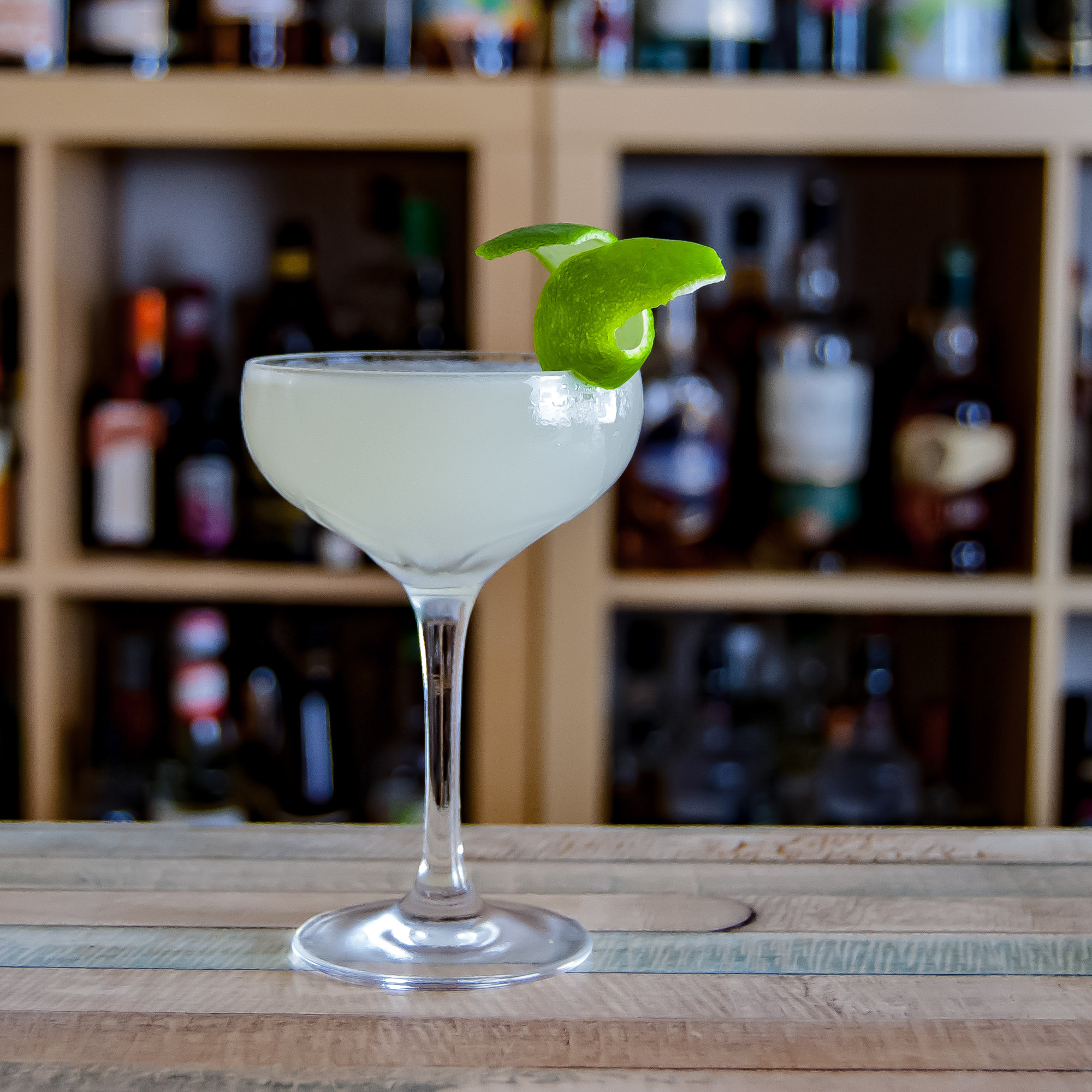 Ein Nuclear Daiquiri mit Overproof und Rum und grüner Chartreuse.