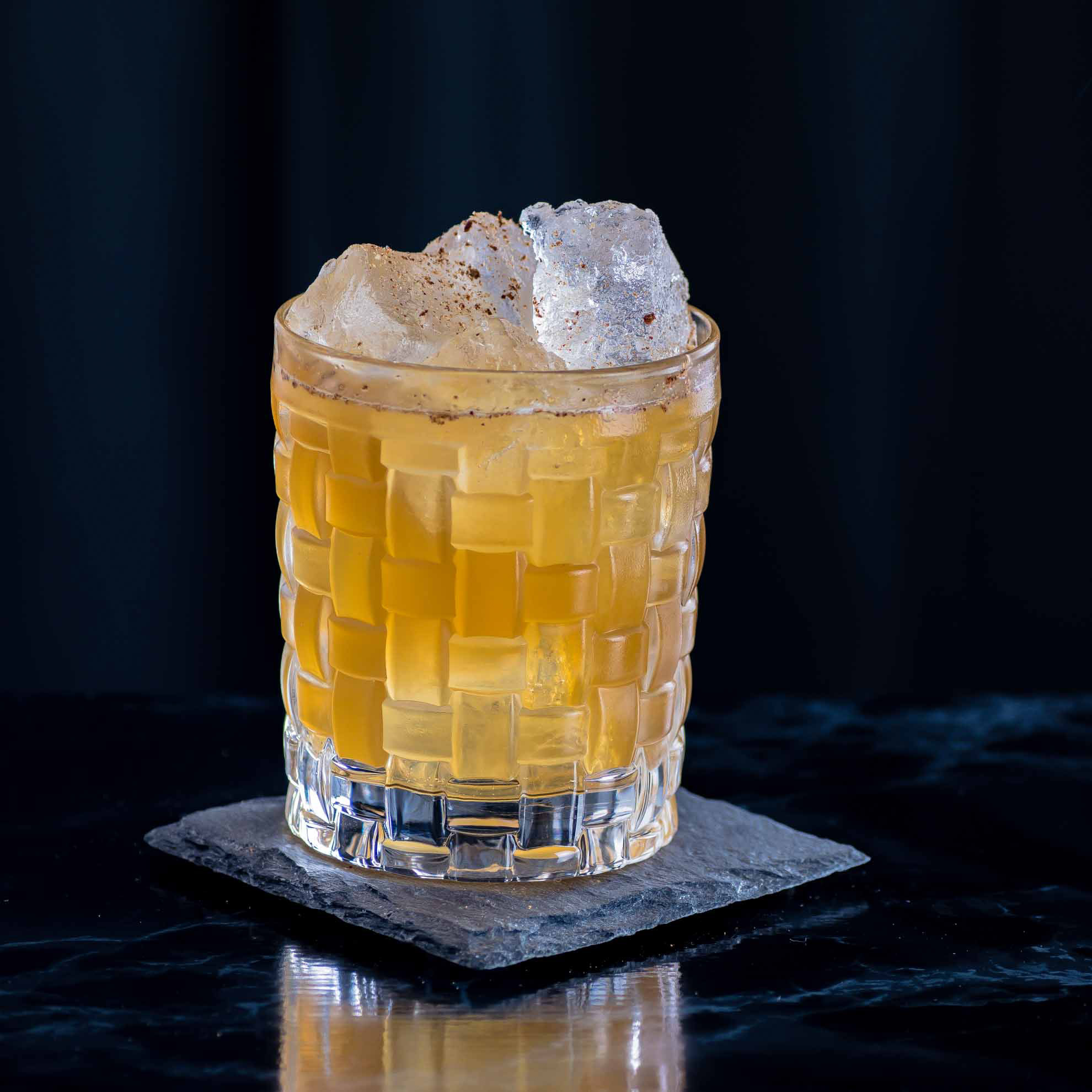 Ein Philadelphia Fish House Punch mit Rum, Cognac und Pfirsichlikör.
