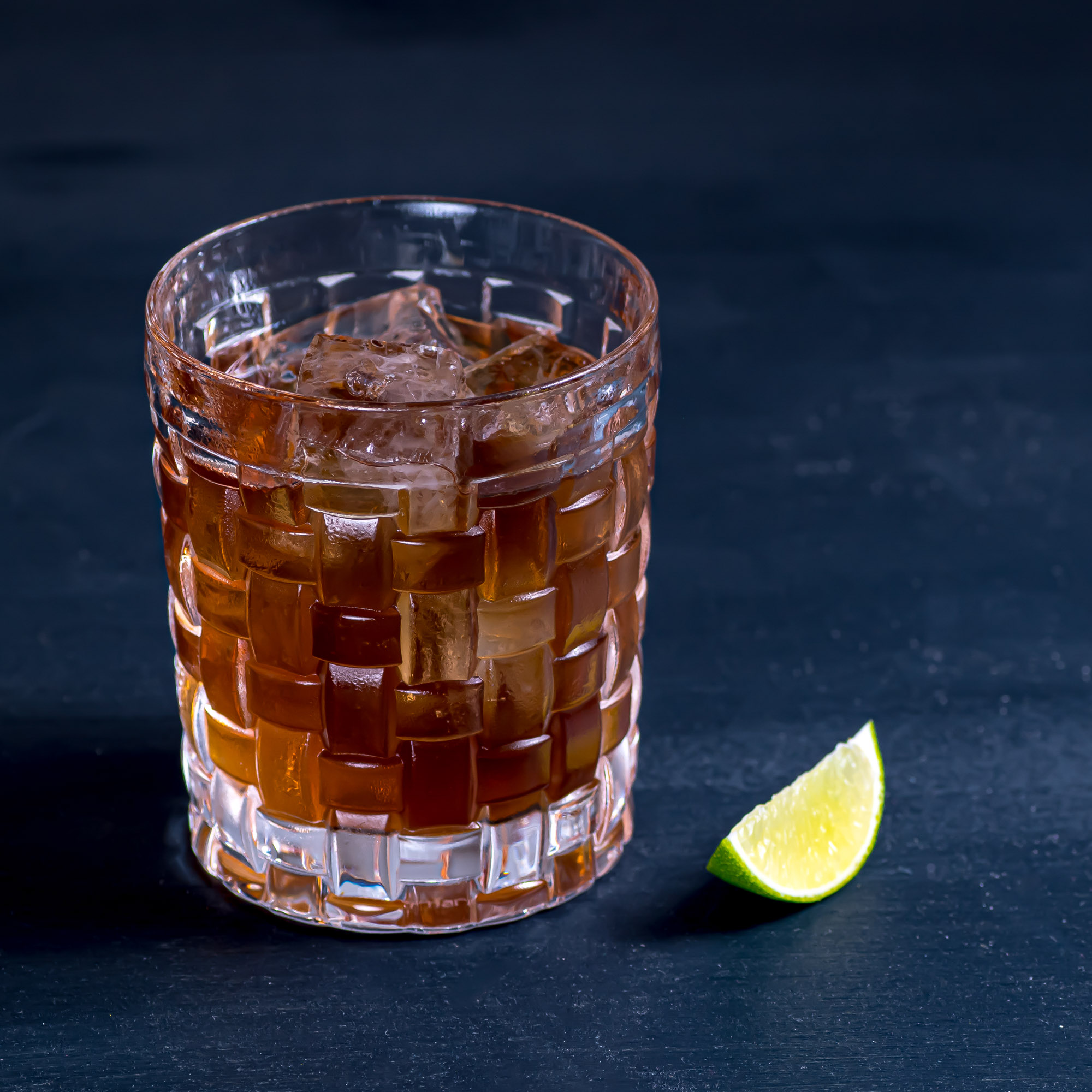 Ein Quarter Deck Cocktail mit Rum, PX Sherry und Limette.