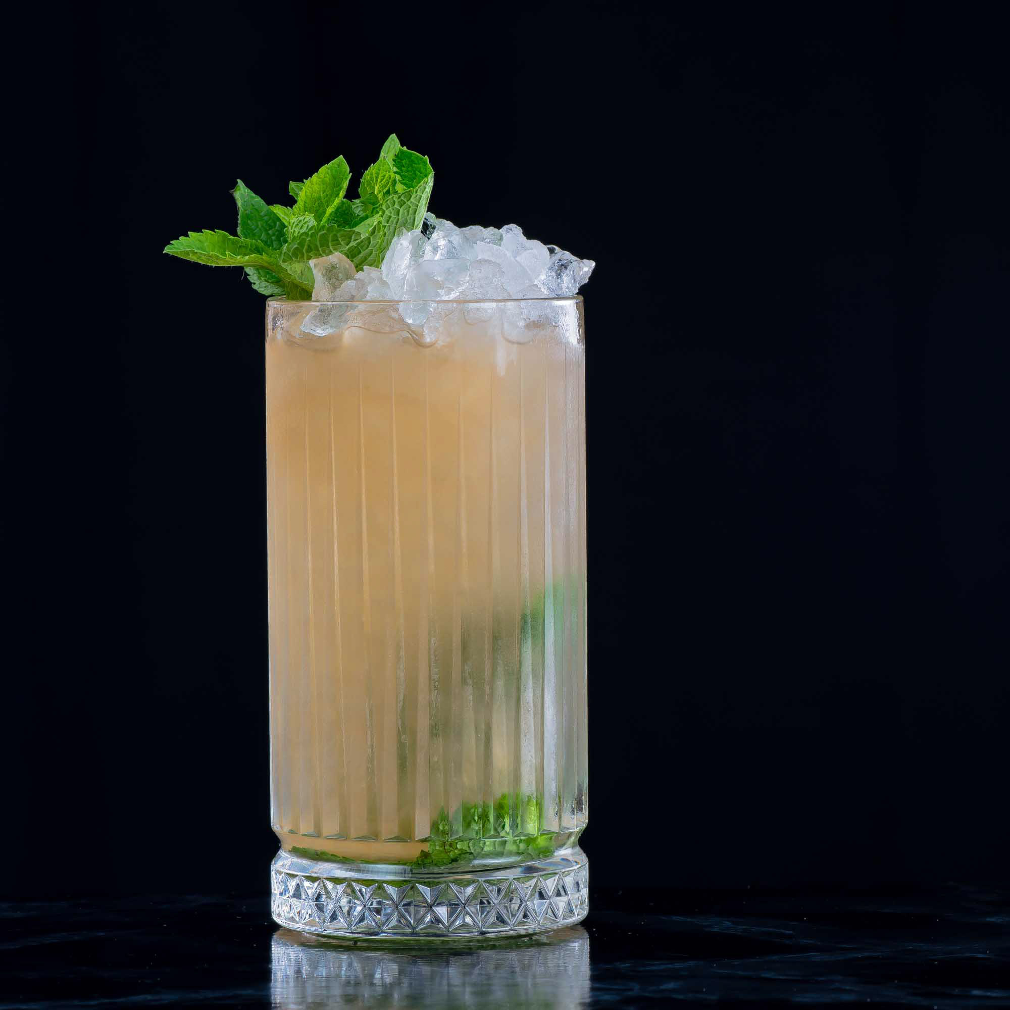 Ein Queen's Park Swizzle aus Demerara Rum, Limette, Minze, Zuckersirup und Angostura Bitters.