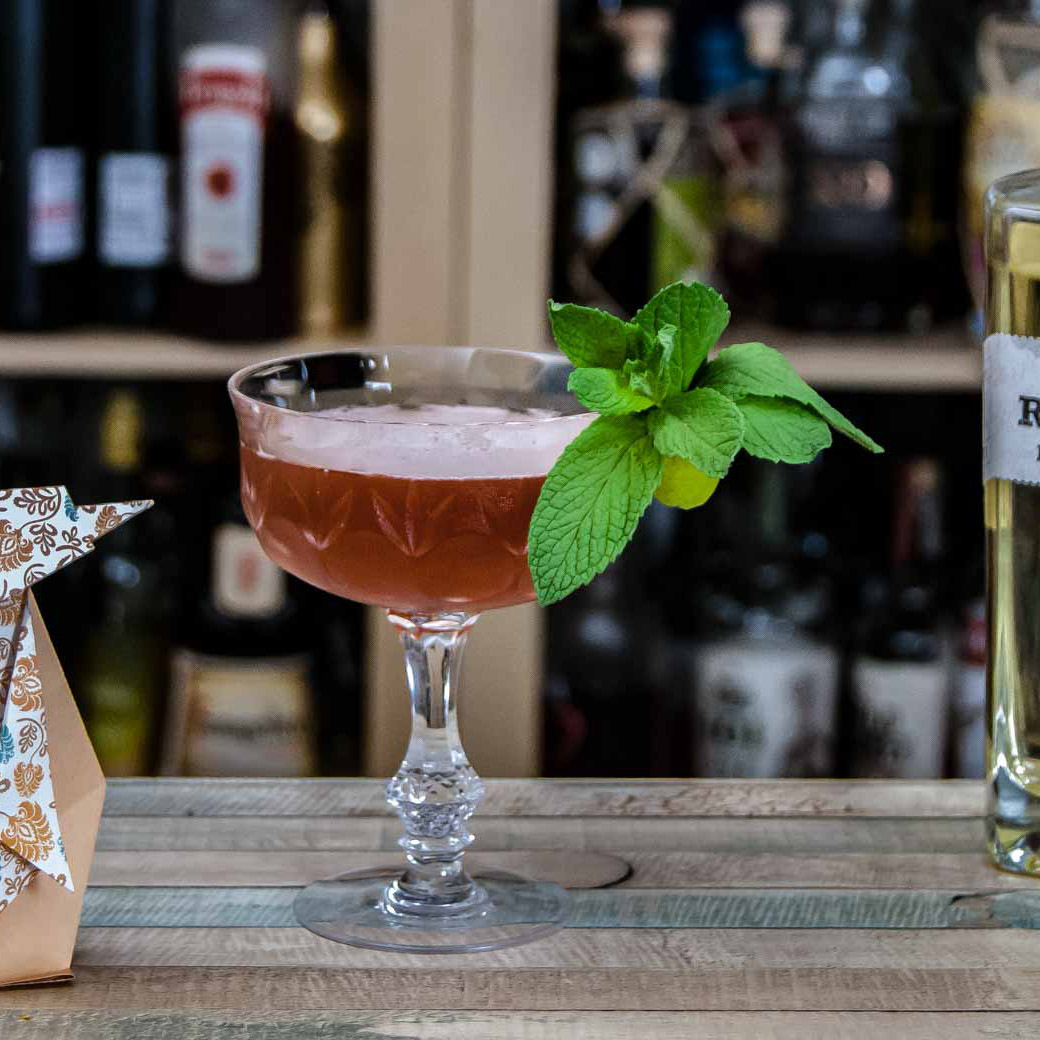 Revolte Dry Curaçao im Pengu Club Cocktail, unserem Eigentlich-schon-kein-Twist-mehr auf den Pegu Club.