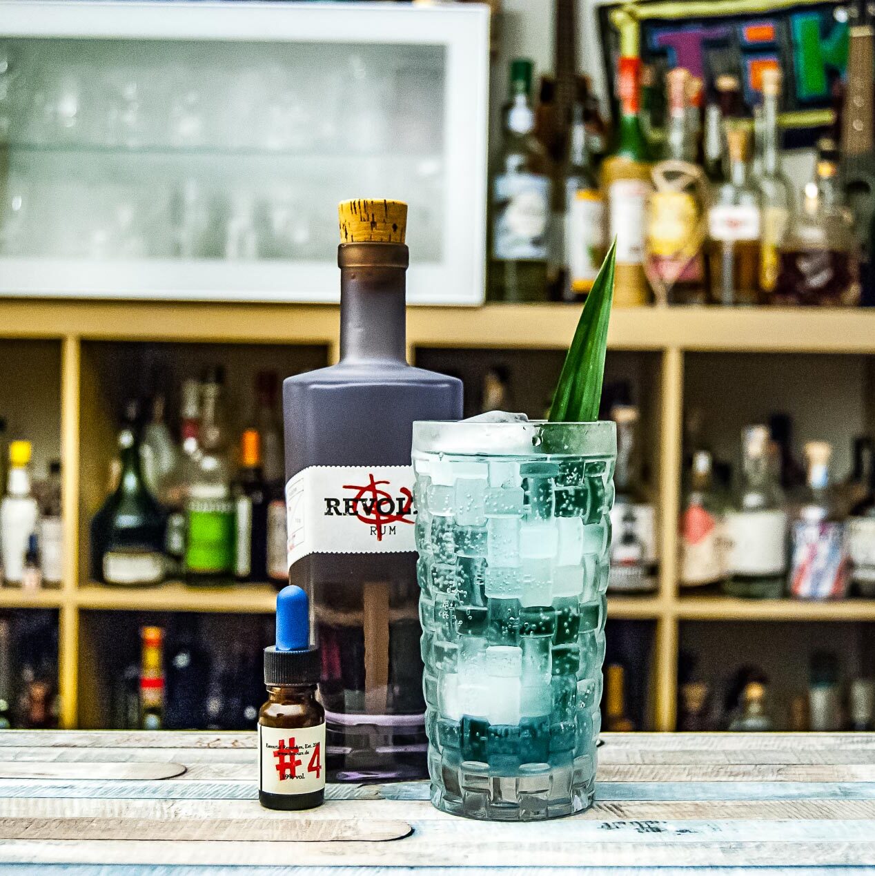 Dr. Sours Bitters zusammen mit Revolte Rum im Dead End-Cocktail mit Pandan-Sirup. Der Wahn - Rezept gibt's auf Instagram!