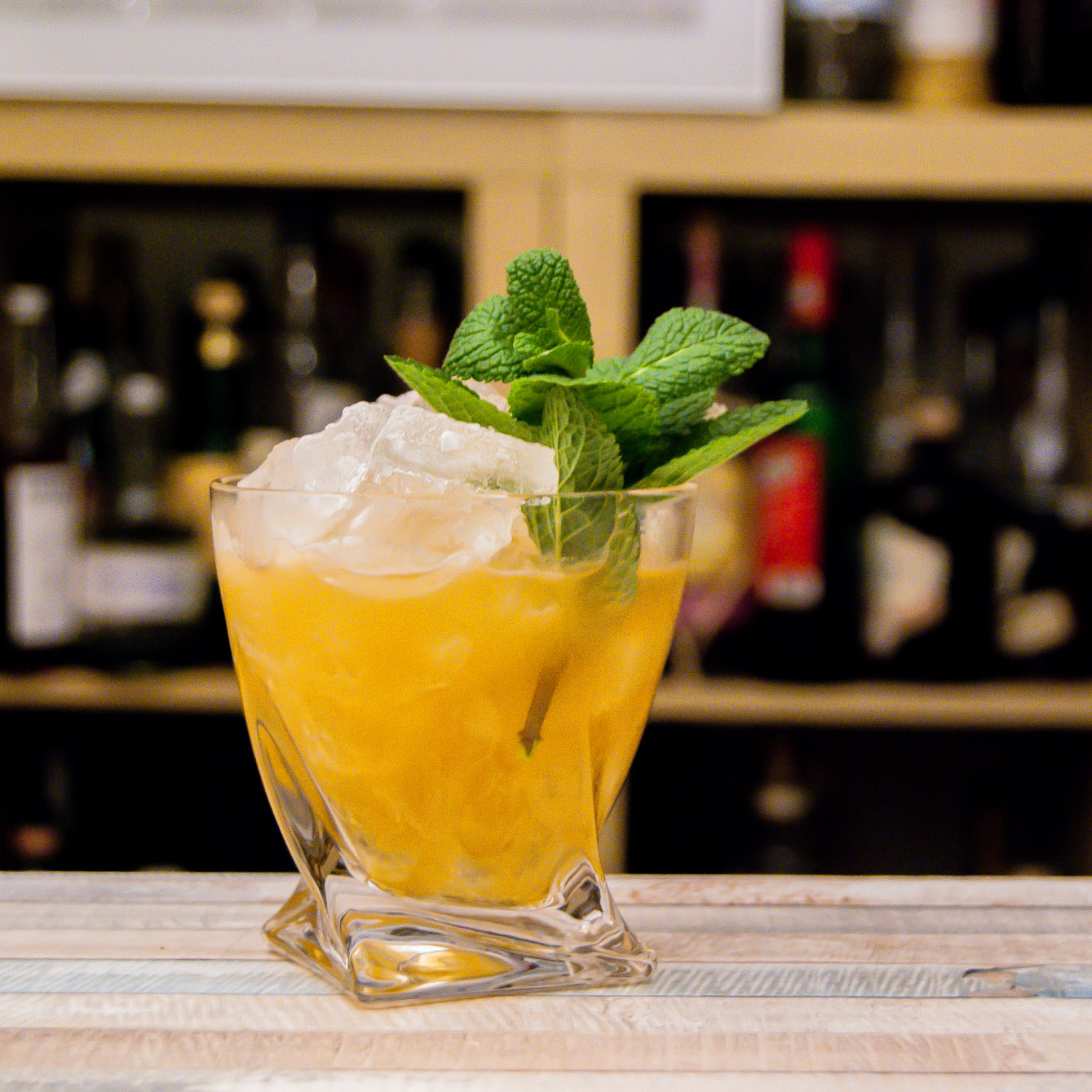 Ein Stinger Cocktail mit Creme de Menthe, Cognac und Minze auf Crushed Ice.