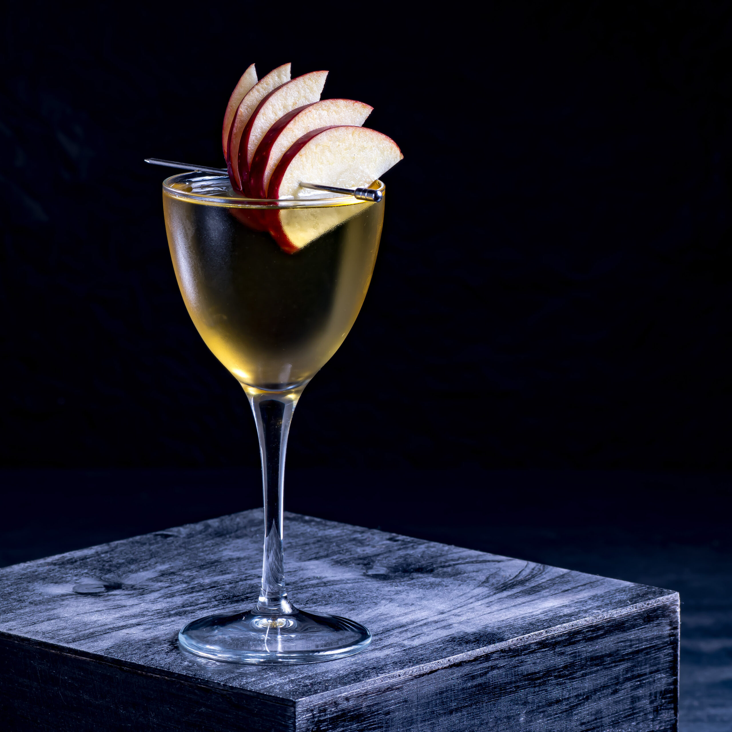 Ein Coralillo Cocktail mit Reposado Tequila, Calvados, Birnenbrand und Chartreuse Jaune.
