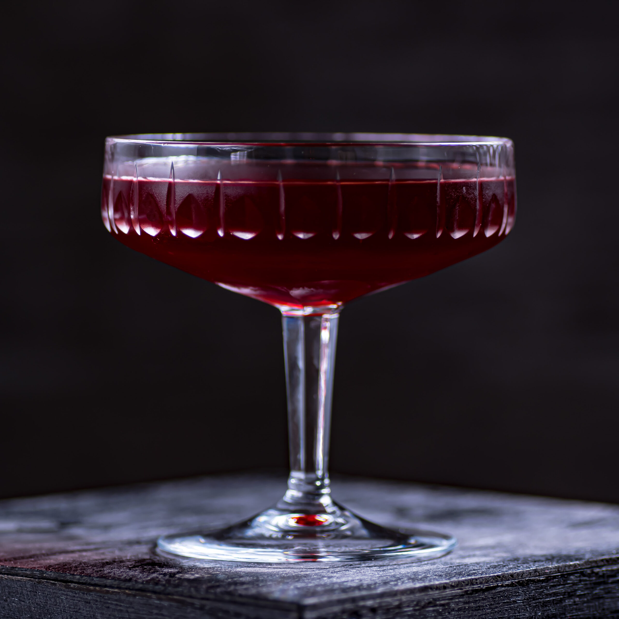 Ein Suburban Cocktail mit Rye Whiskey, Rum, Portwein, Angostura Bitters und Orange Bitters.
