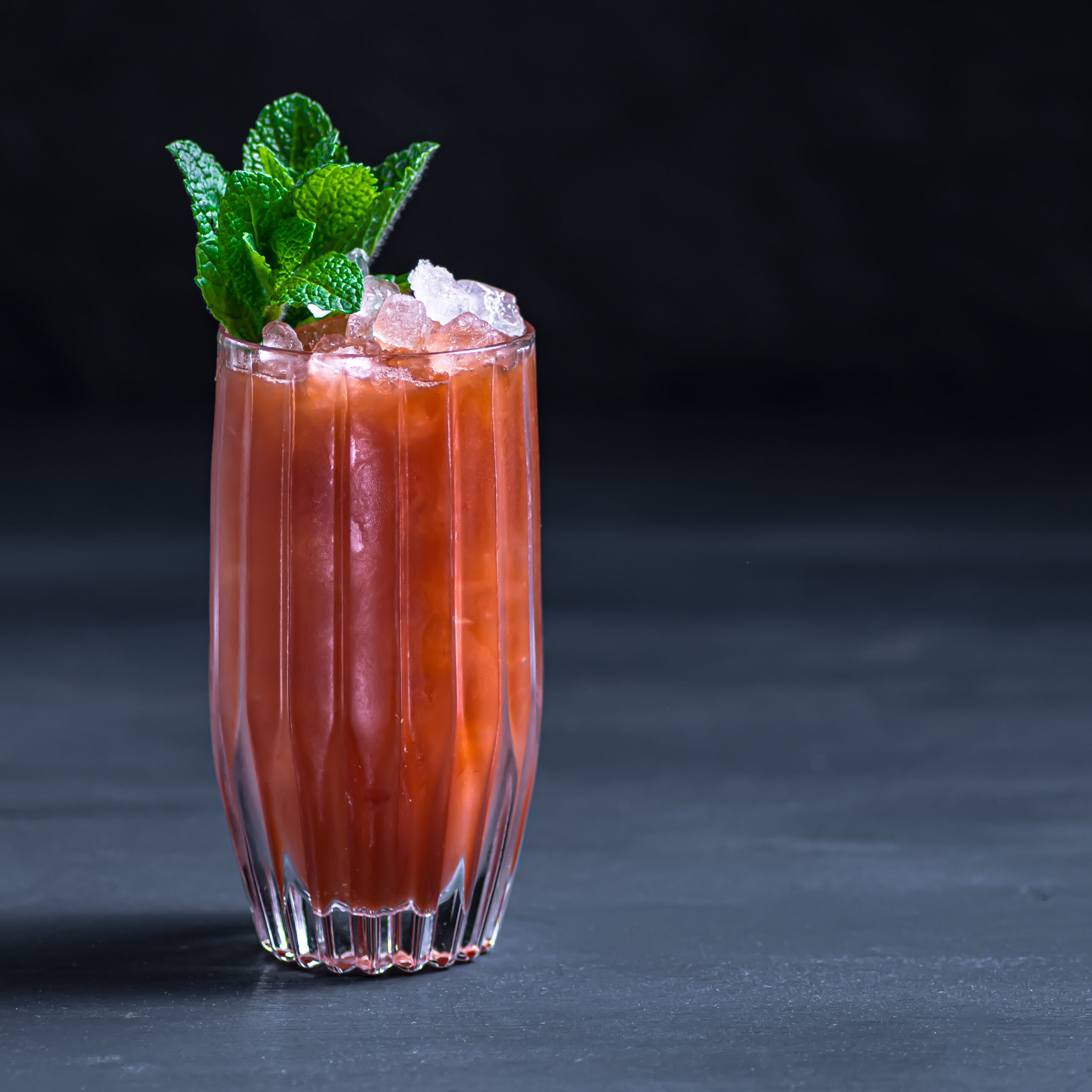 Ein Surf School Swizzle mit Rum, Bananenlikör, Zitronensaft, Orgeat und vielviel Angostura.