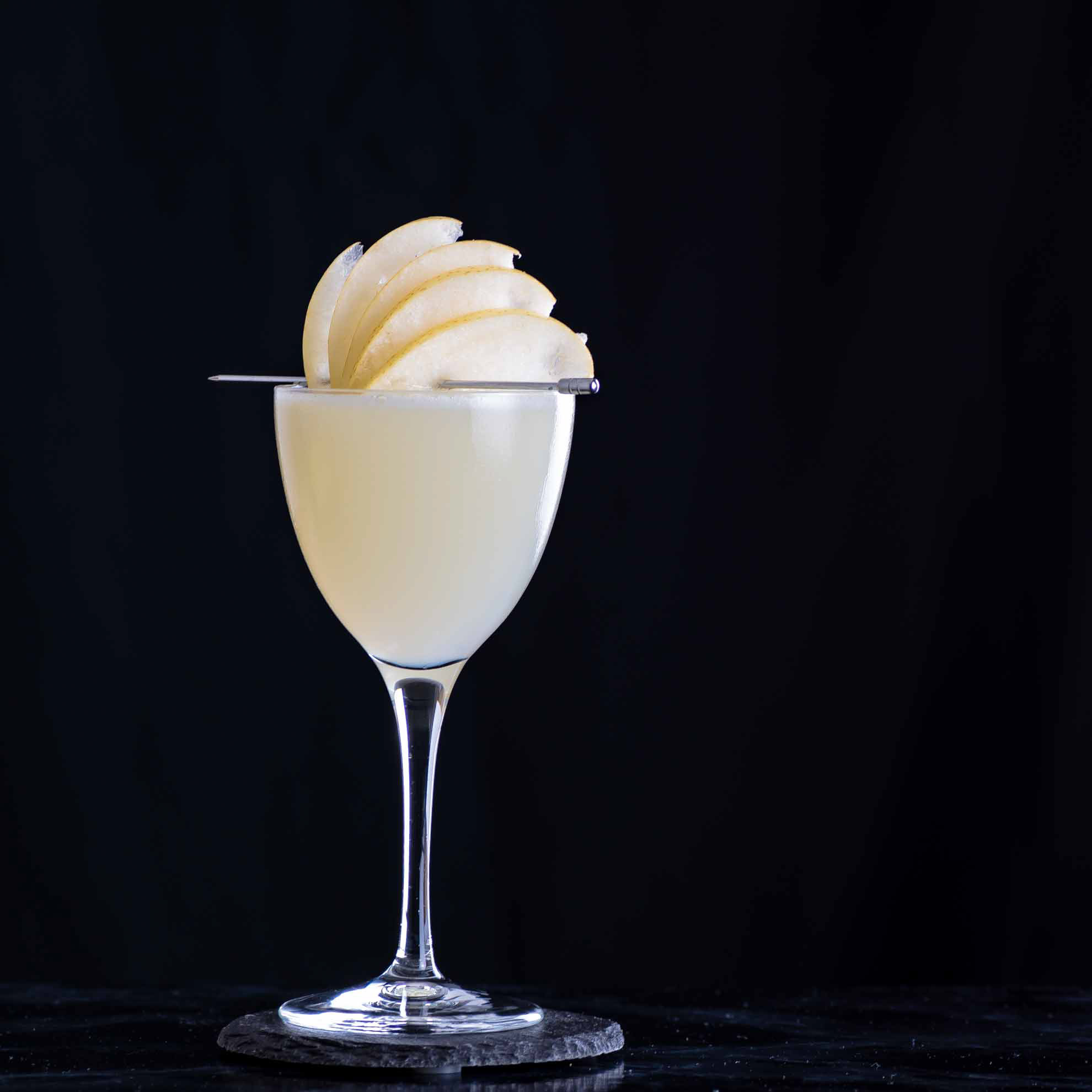 The French Ensemble Cocktail mit Williams-Birne und Rhum Agricole.