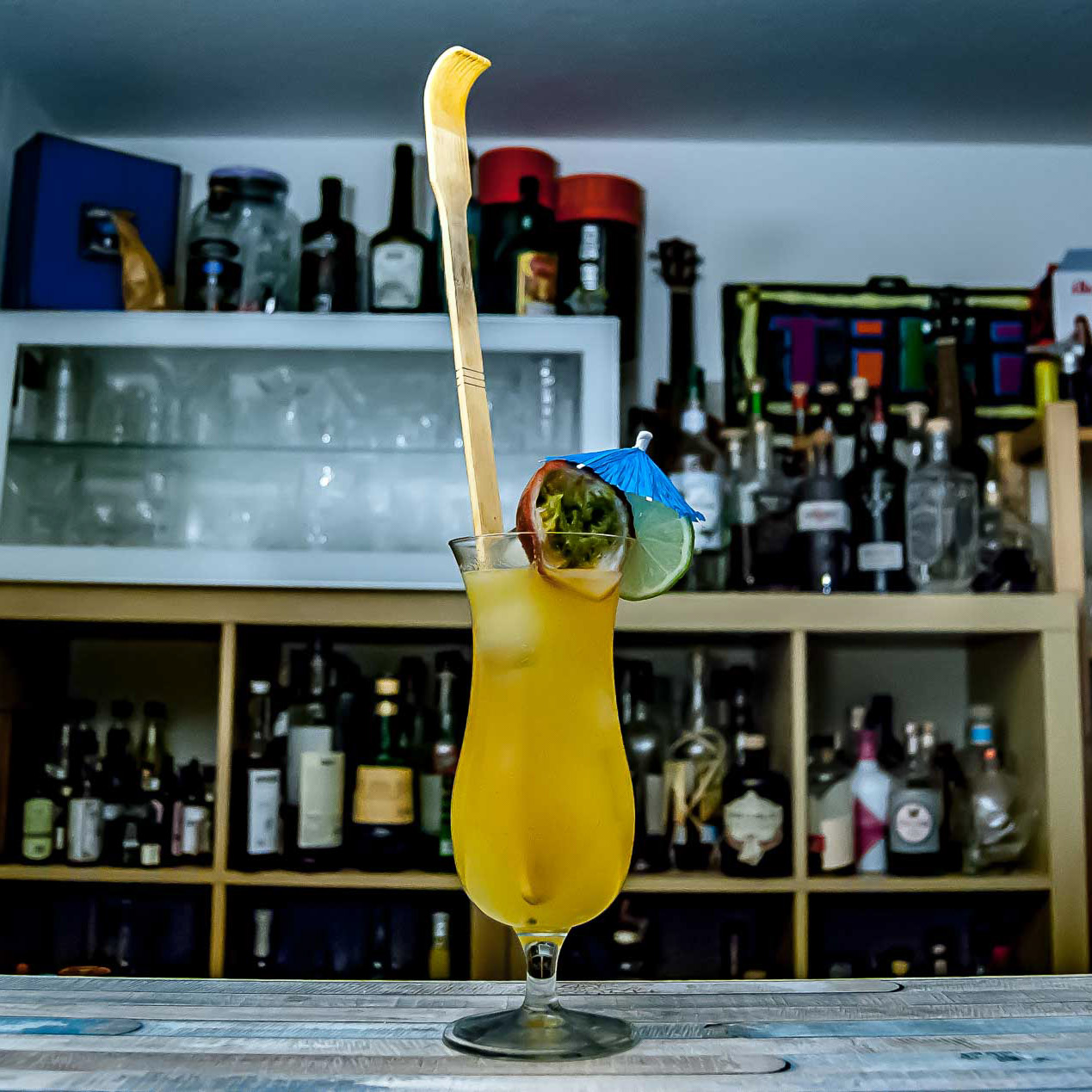Ein Tropical Itch aus Bourbon, zwei Sorten Rum und Maracuja.
