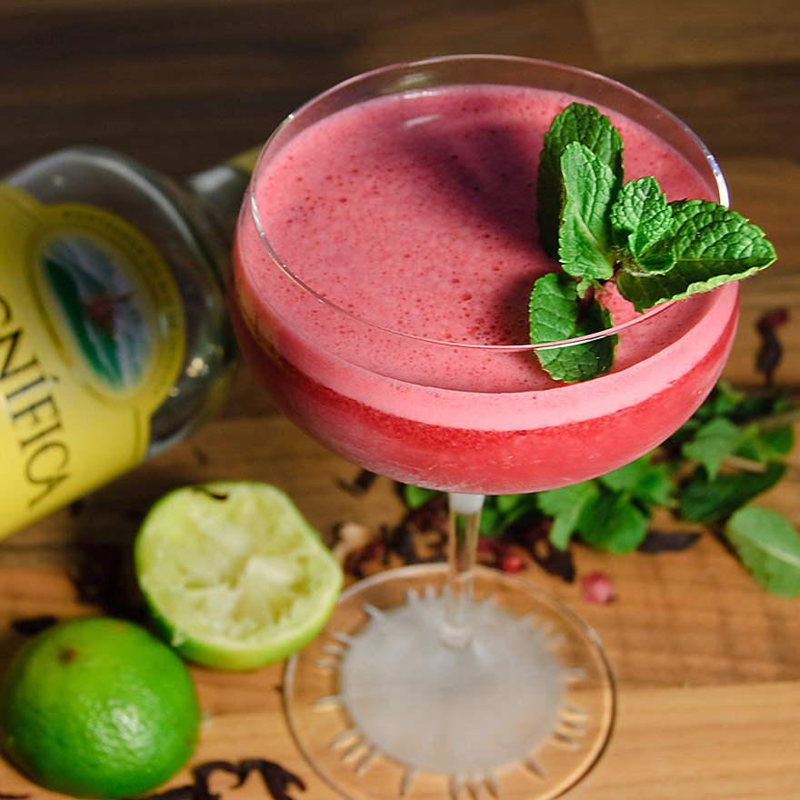 Am Artikel zu Magnfica Cachaça und Del Maguey Vida Mezcal arbeiteten wir parallel. Daher entstanden auch die beiden Cocktails nur kurz hintereinander.