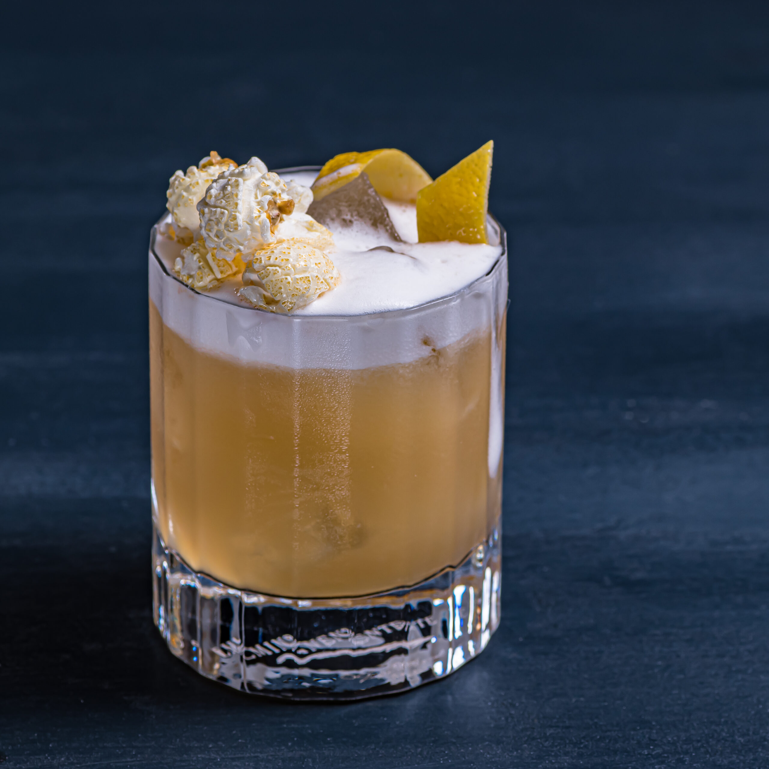 Der Almond Popcorn Sour mit Amaretto, Popcorn-Rum, Zitrone, Zuckersirup und Maraschino.