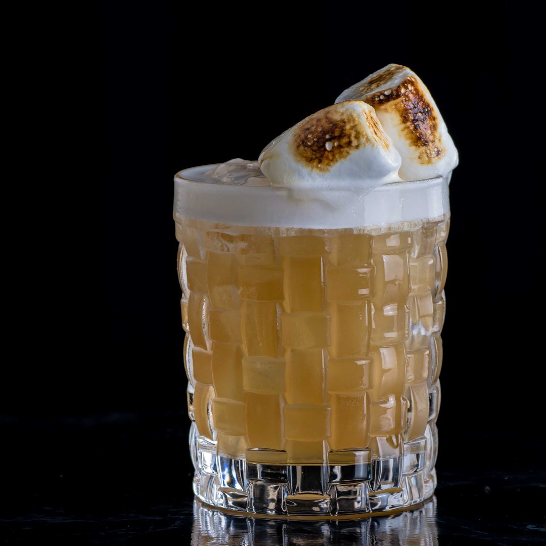 Ein Apple Pie Sour Cocktail mit gebrannten Marshmallows.