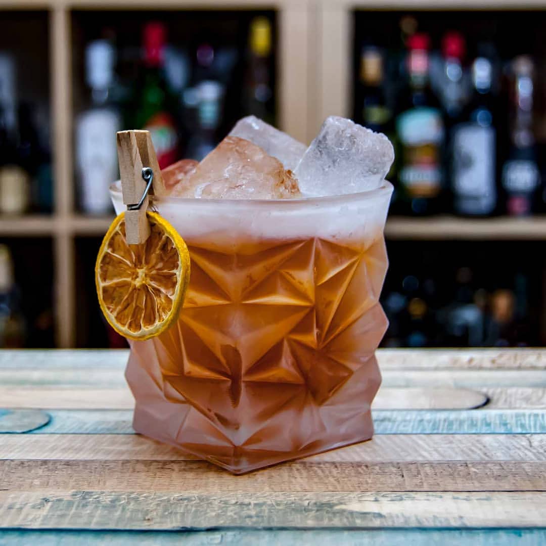 Ein Arnaud Amer Cocktail mit Scotch, Chartreuse, Cynar, Pampelle und Absinth.