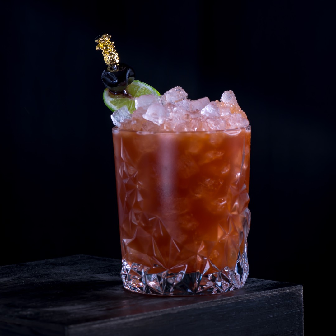 Ein Cheer & Song Cocktail mit Overproof White Rum, Amaretto, Kaffeelikör, Angostura Bitters und LImettensaft.