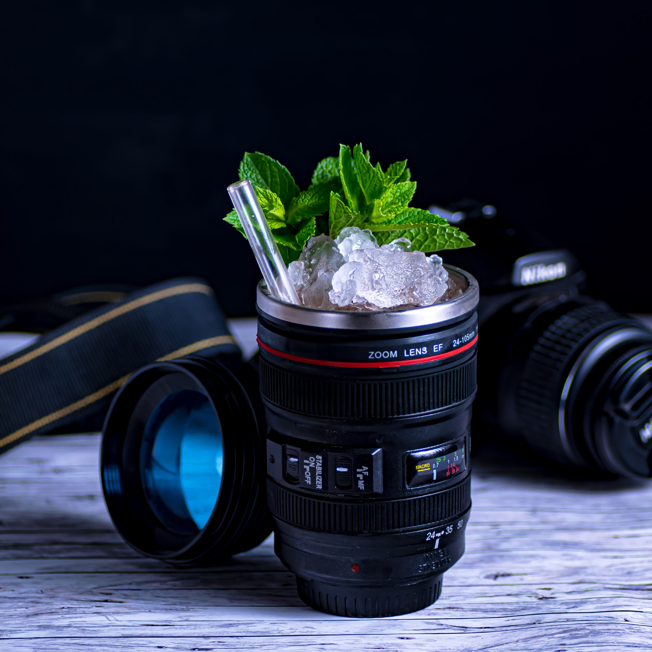 Ein Double Smoked Lens Cocktail, serviert im Kameraobjektiv.