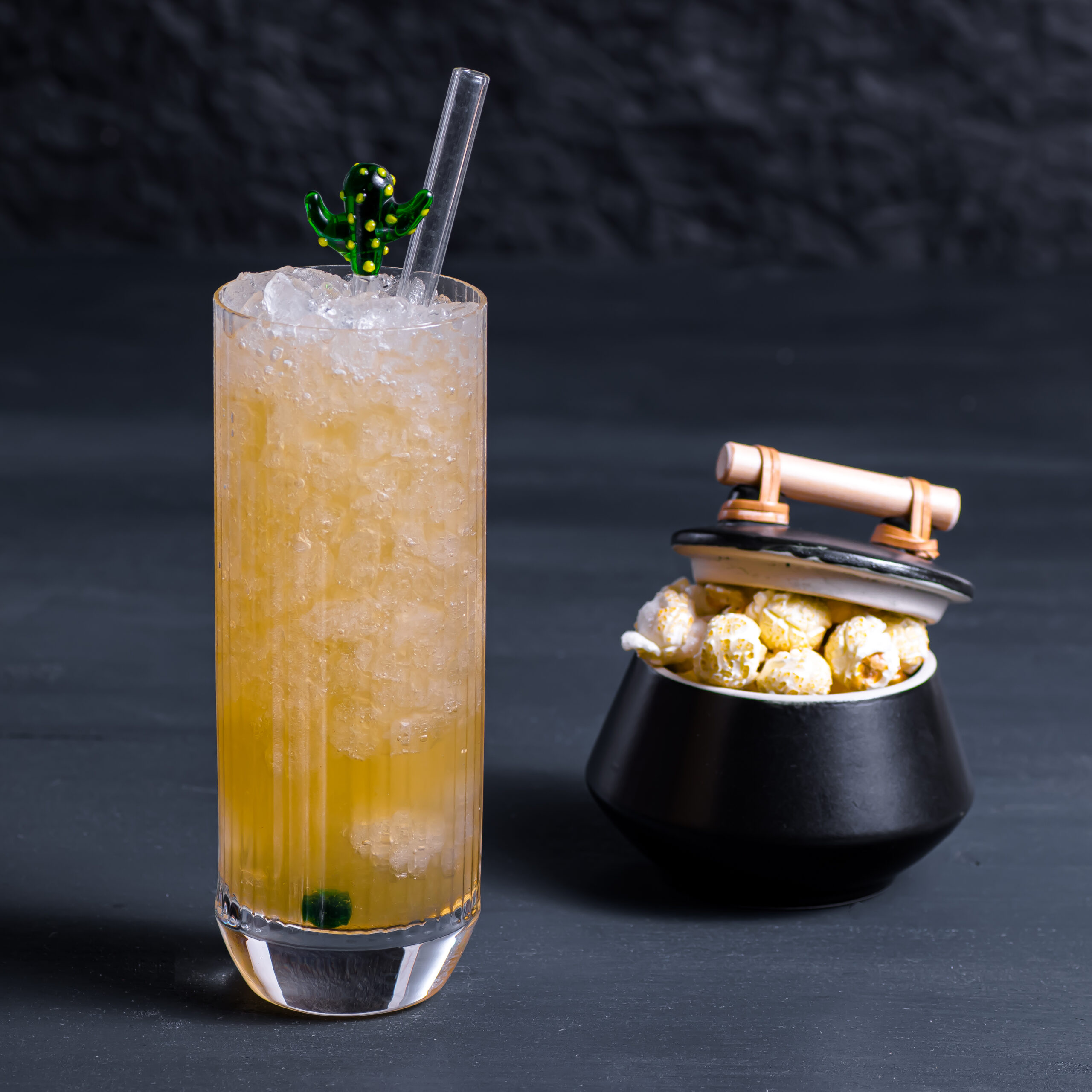 Ein Fusion Fizz Cocktail, serviert mit etwas Popcorn.