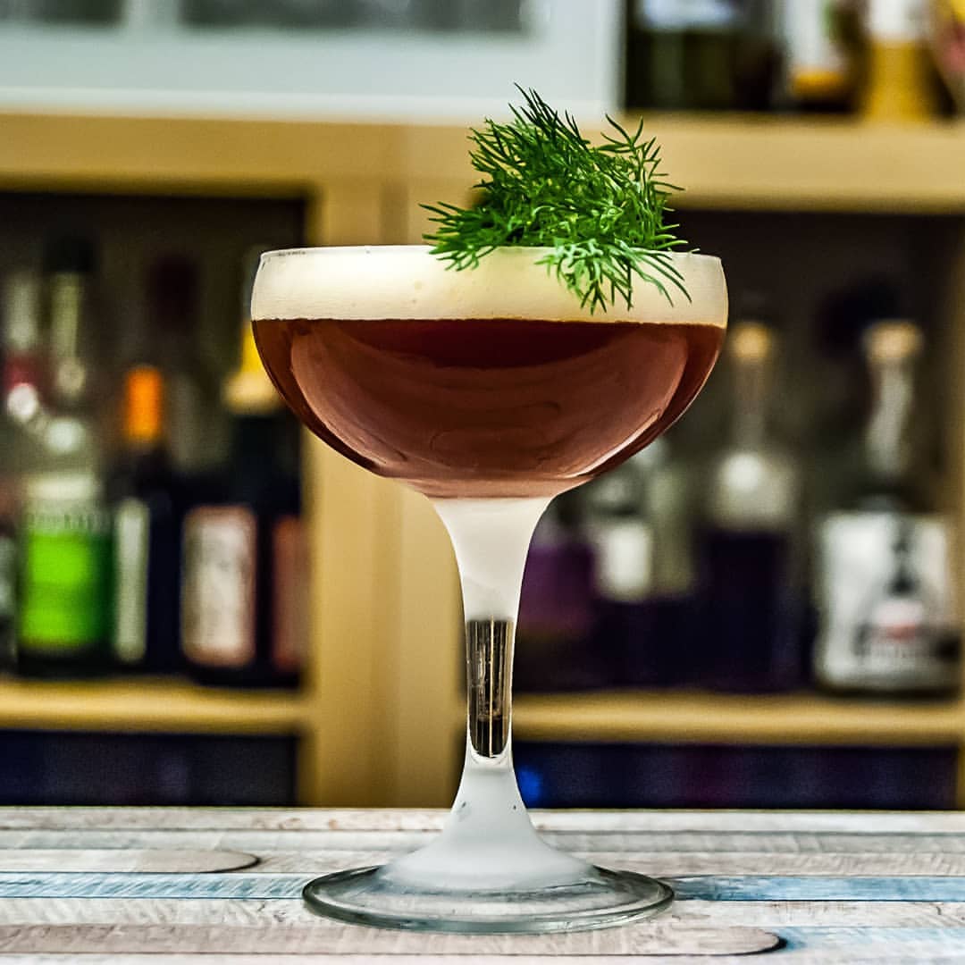 Ein Gringo Cocktail mit Bierschaum.