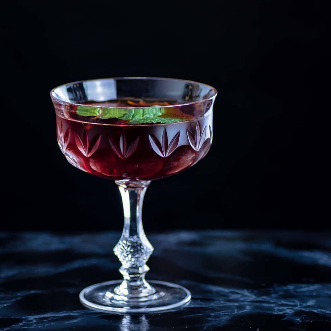 Ein Peru Negro Cocktail mit Pisco, Aperol, Wermut, Amaro und Schokoladenbitters.