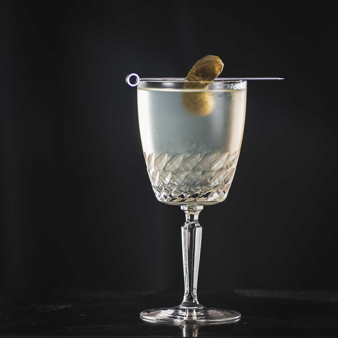 Ein Pickled Martini mit Gin; Sherry, Gurkenlake und Gürkchen.