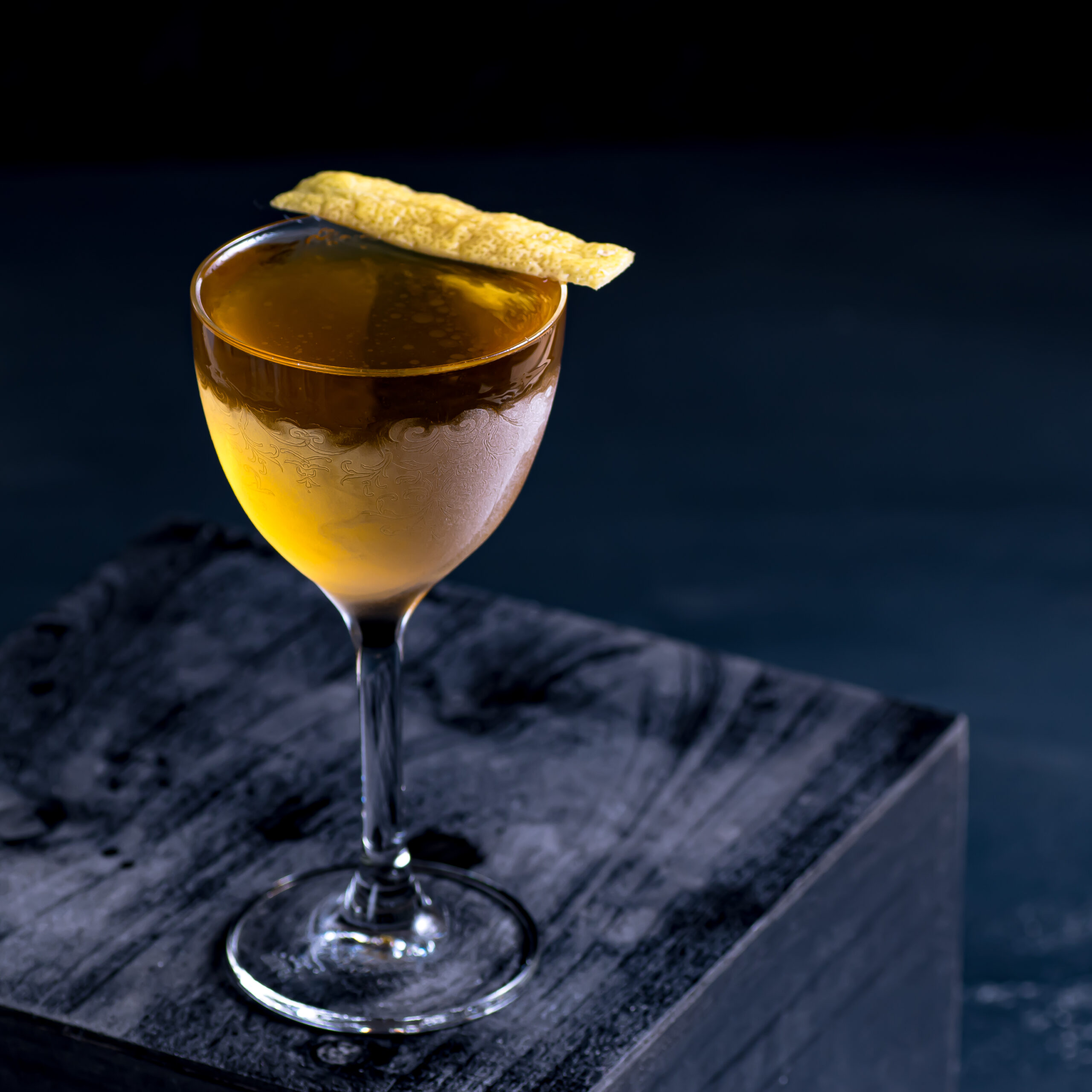 Ein Pirate Radio Cocktail mit Ananas-Rum, Chartreuse, Suze und Americano.
