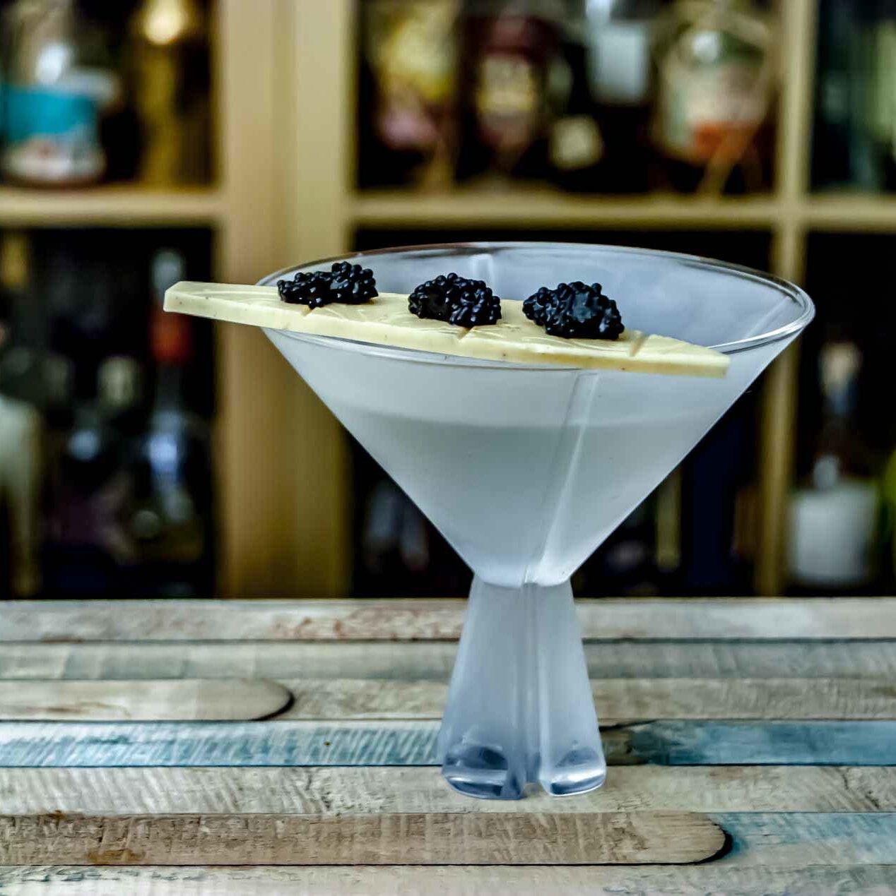 Ein Vodka Martini, garniert mit Kaviar auf weißer Schokolade. Klingt absurd, ist aber geschmacklich einfach nur Wahnsinn.