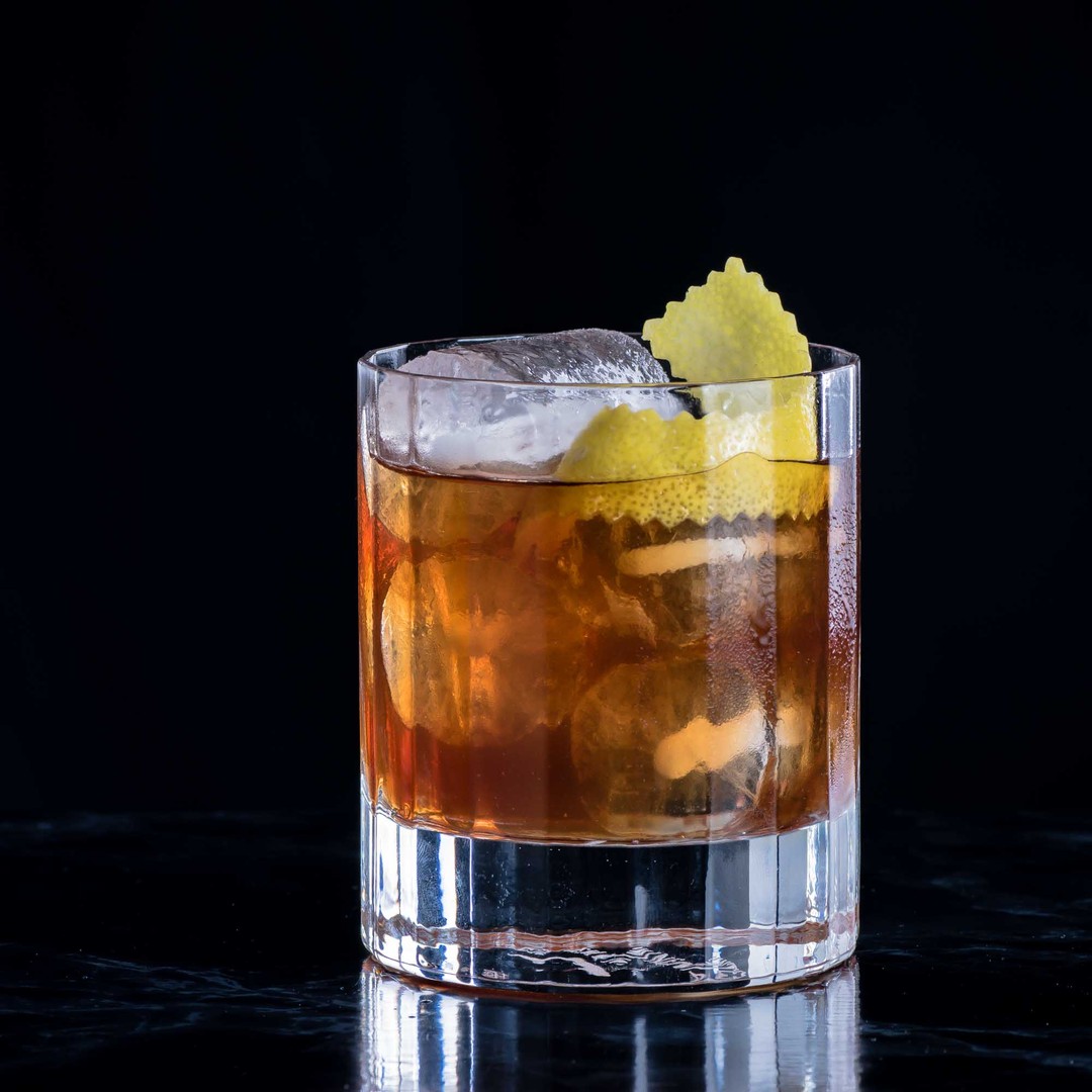 Ein The Room Upstairs mit Korn, Cognac, Sherry, Cynar und Bitters.