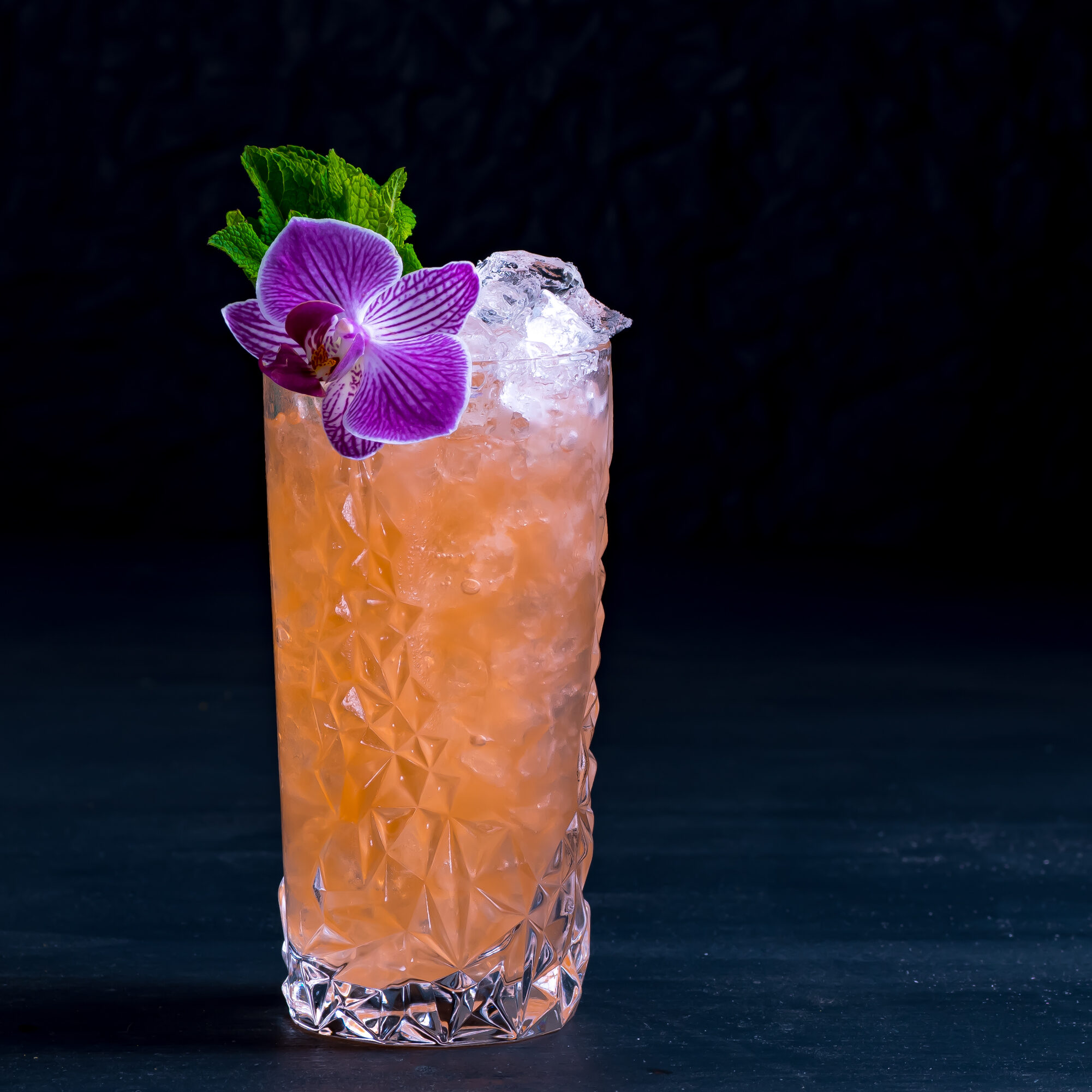 Ein Mezcal Cannonball Cocktail mit Mezcal und Campari.