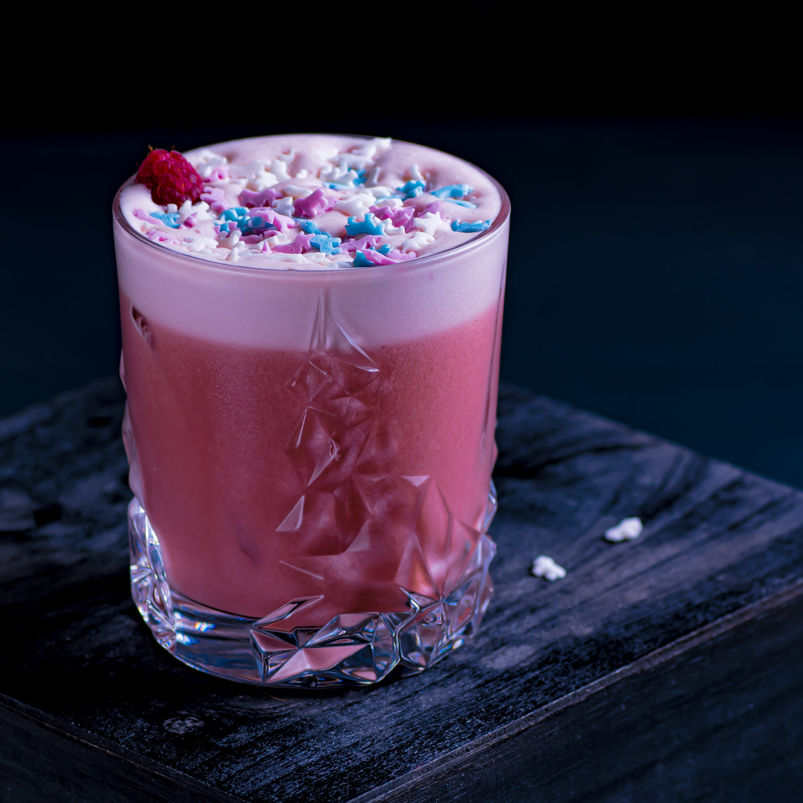 Ein Unicoco Cocktail, garniert mit Zucker-Einhörnern.