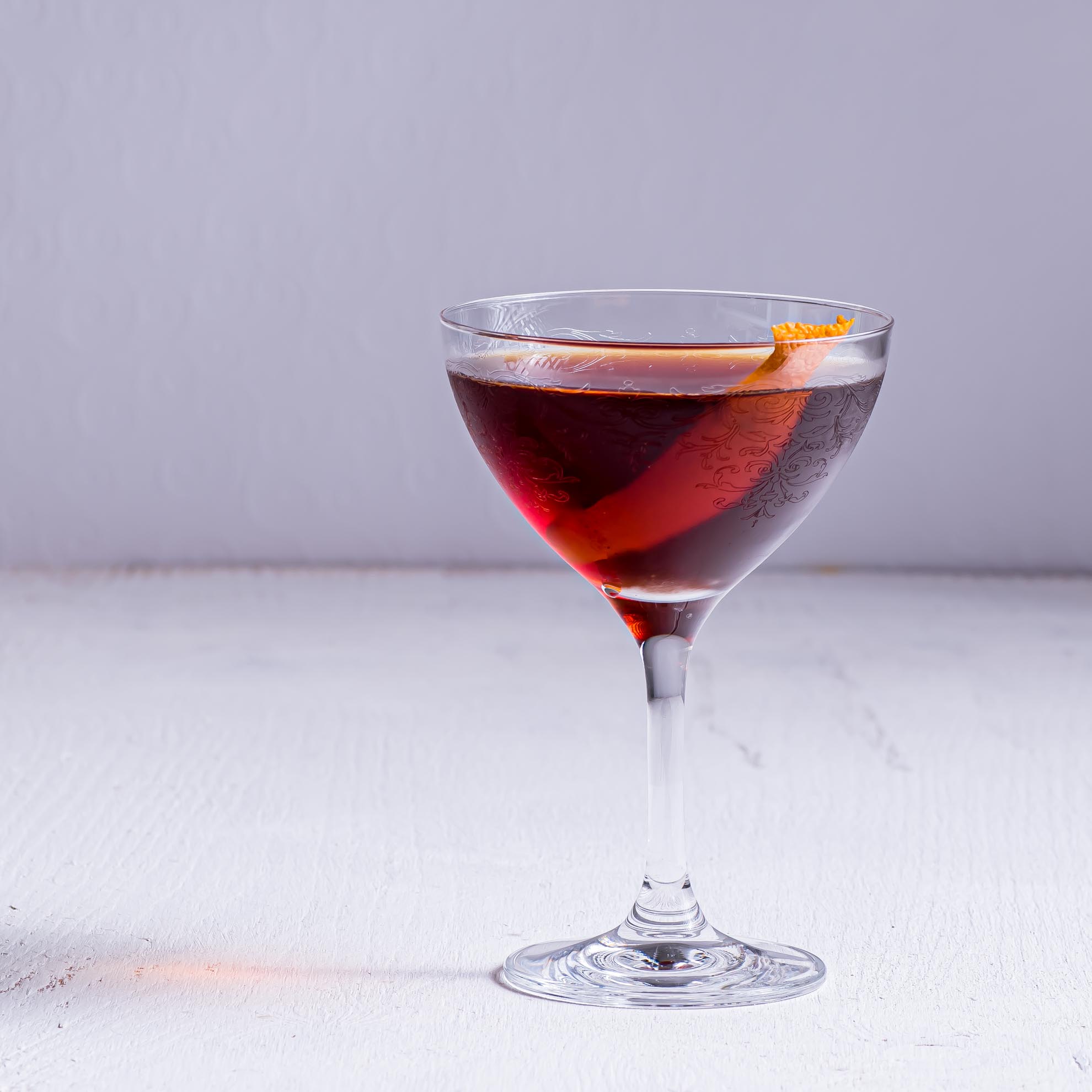 Ein Bittersweet Tales Cocktail mit Jaisalmer Gin, Amaro, Schokoladenlikör und Bitters.