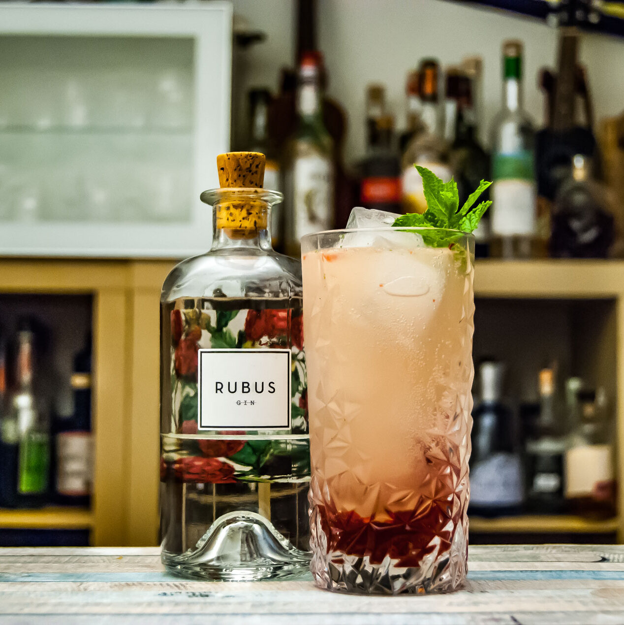 Rubus Gin in der Kaiserschorle, einem Hybrid aus Bramble und Gin Gin Mule.